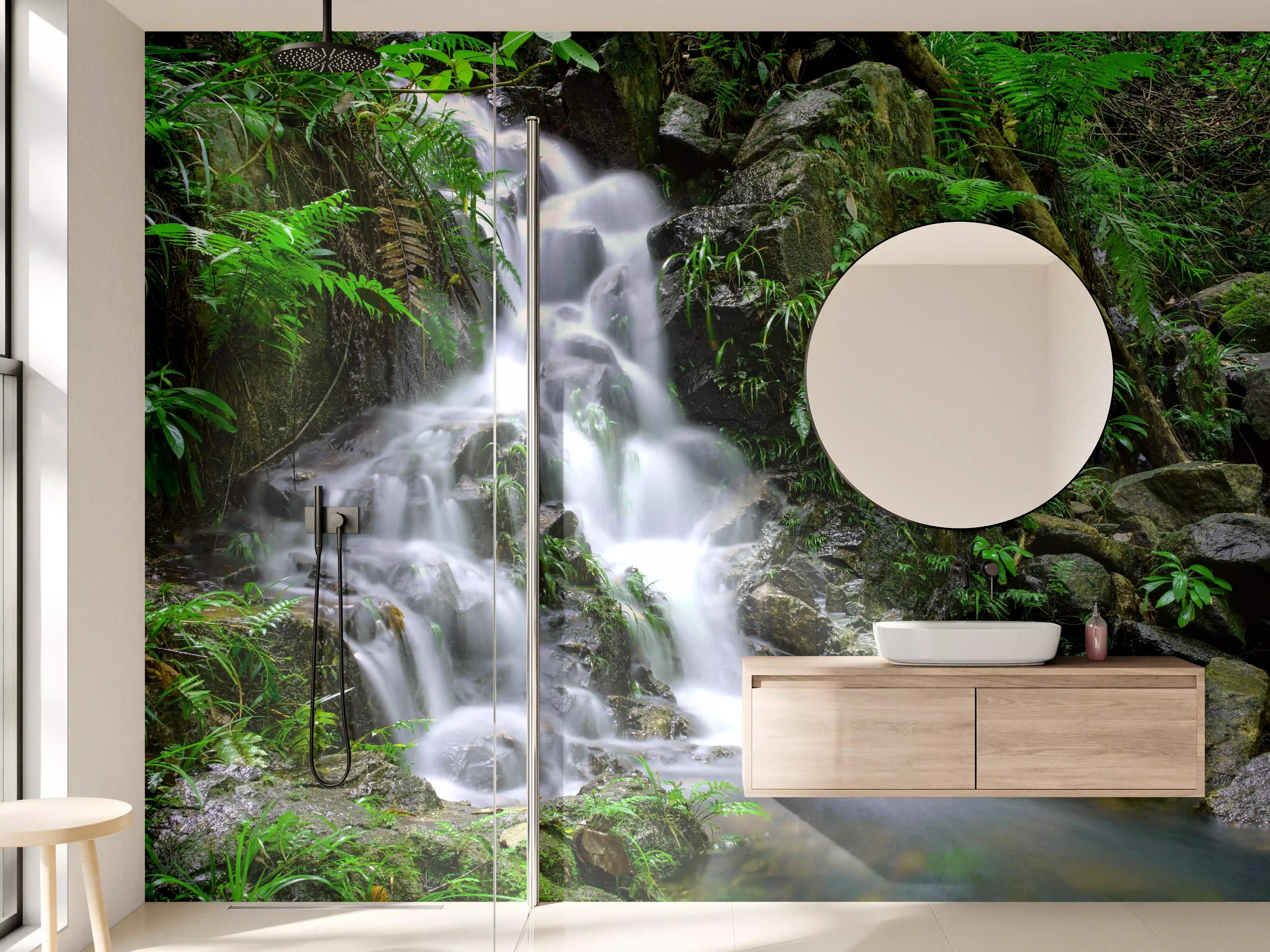 Wandverkleidung Bad - Sanfter Wasserfall im Wald