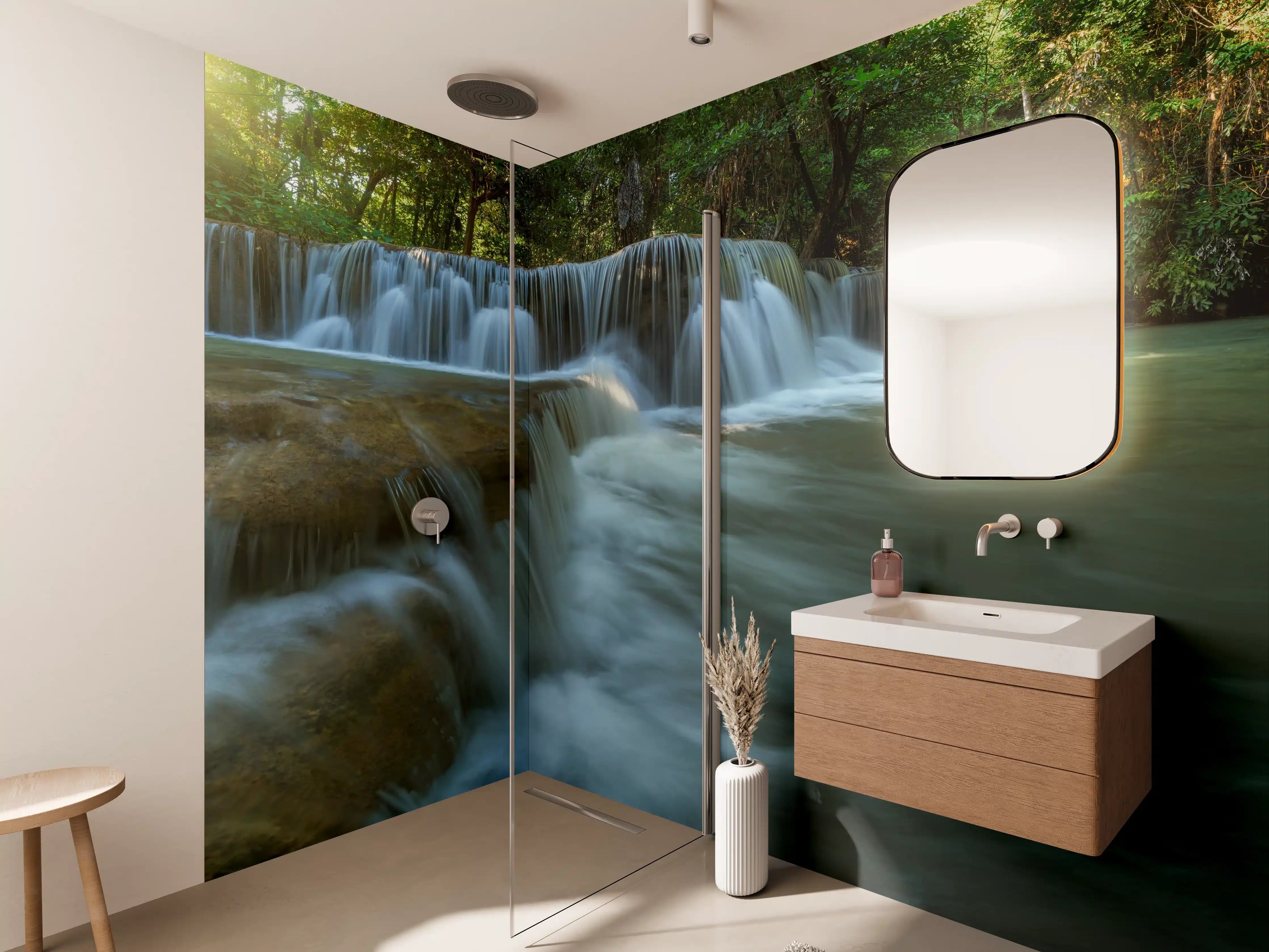 Wandverkleidung Bad - Sanfter Wasserfall in grüner Natur