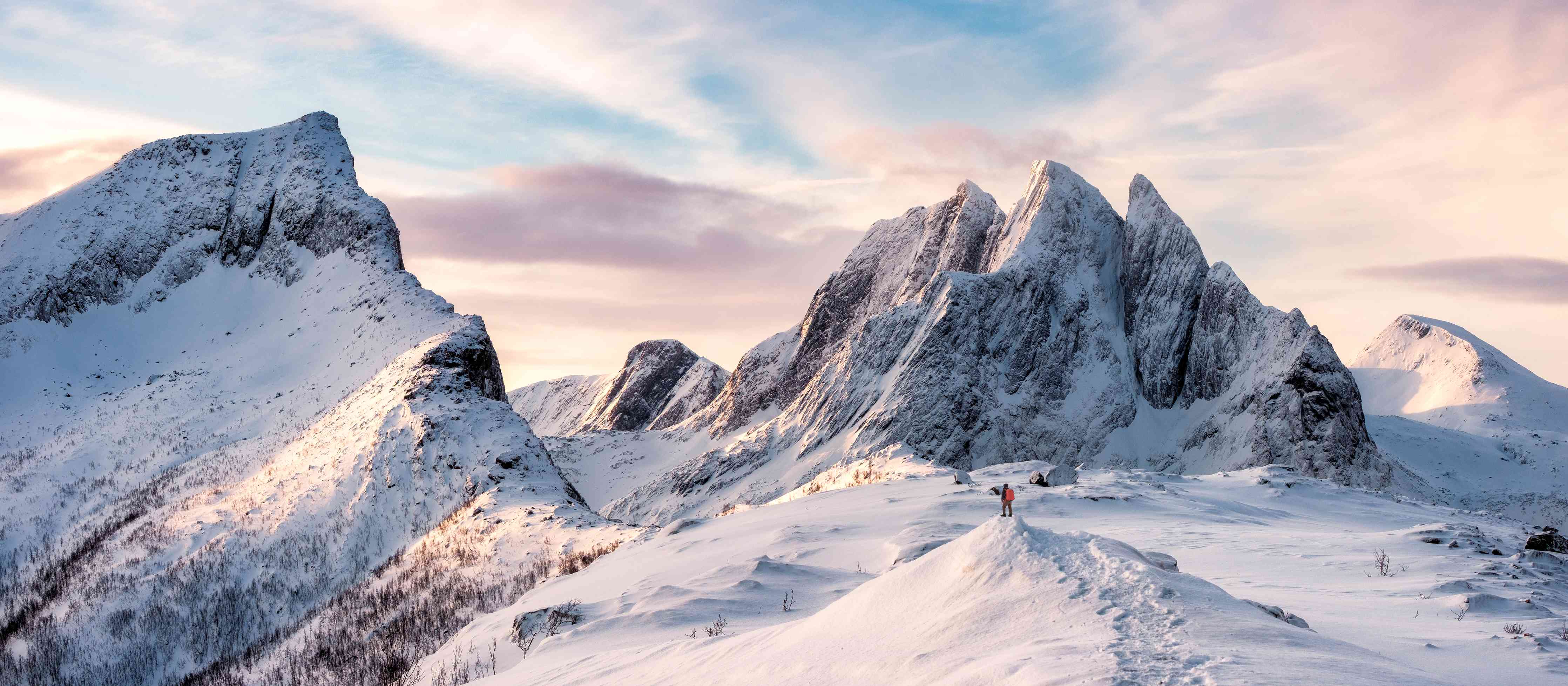 Wandverkleidung Bad-Schneebedeckte Berggipfel bei Sonnenaufgang