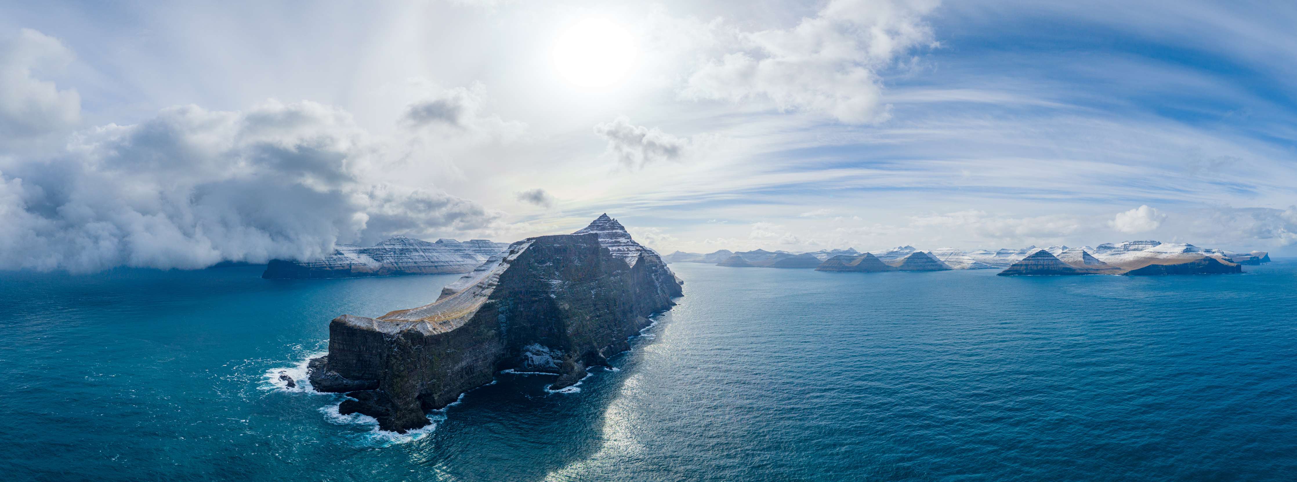 Wandverkleidung Bad-Schottland Islands: Nebelüberwuchertes Felsenlabyrinth