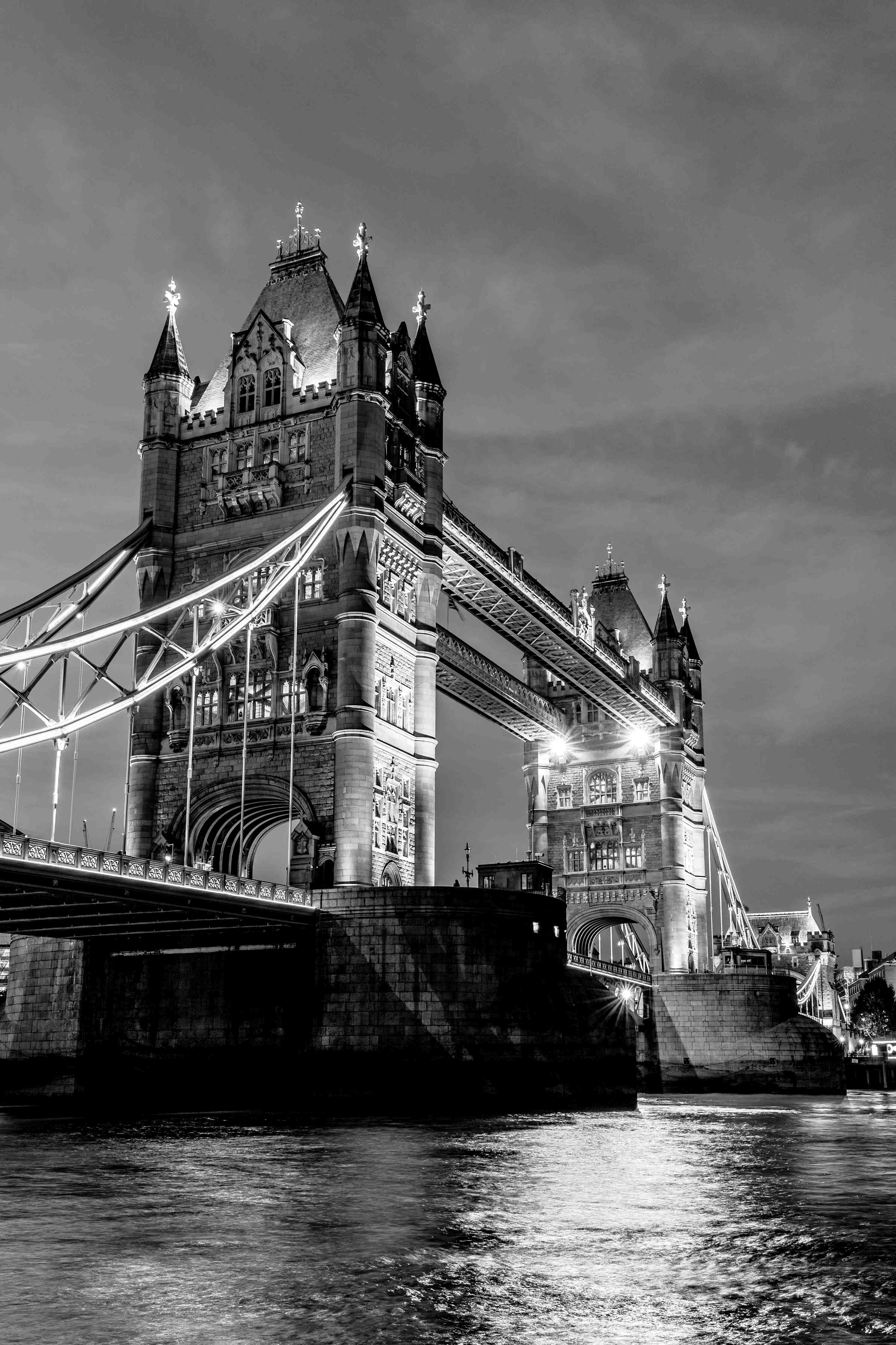 Wandverkleidung Bad-Schwarz-Weiß-Aufnahme der Tower Bridge bei Nacht