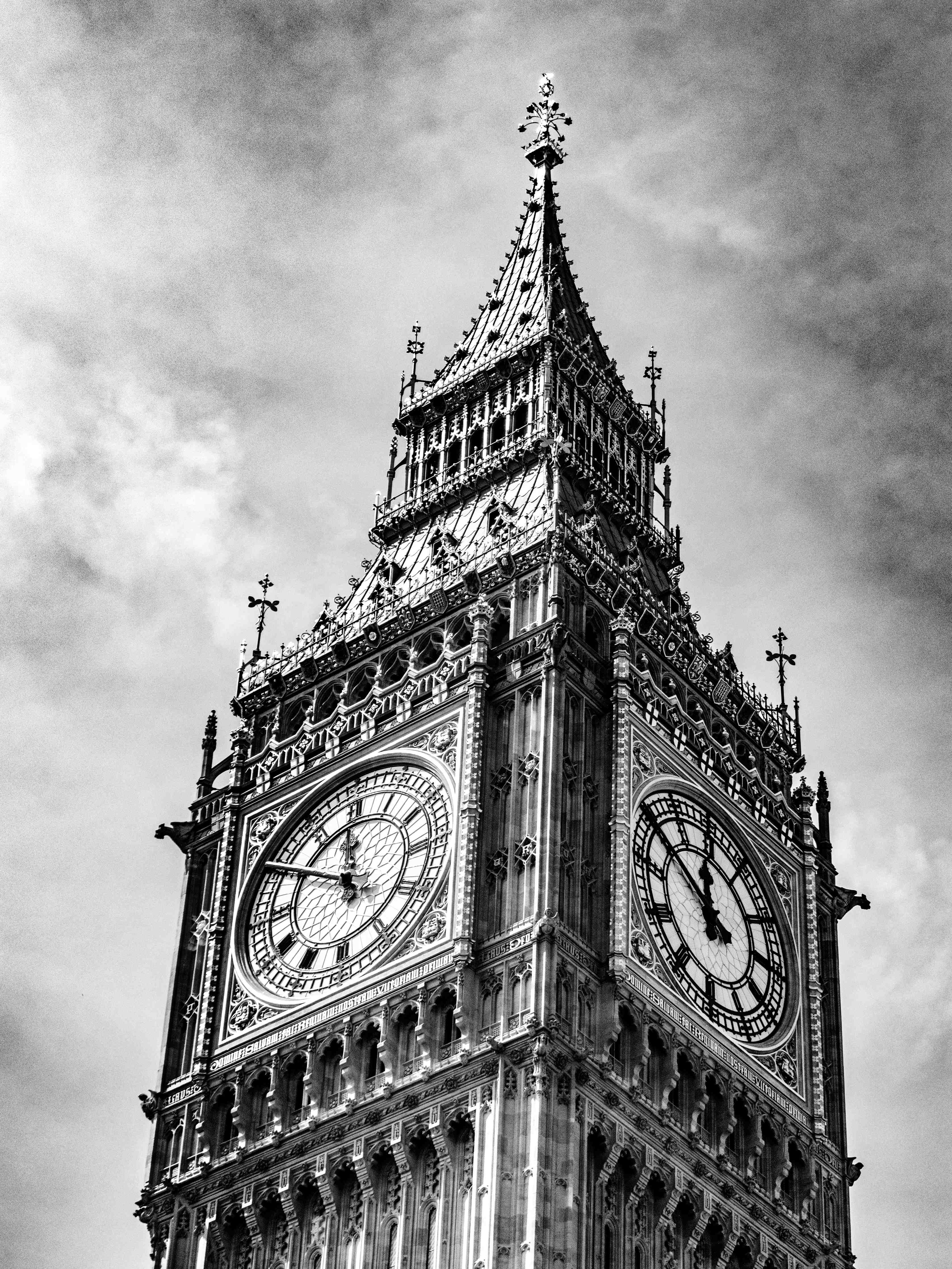 Wandverkleidung Bad-Schwarz-Weiß-Uhrturm im Gothic-Stil