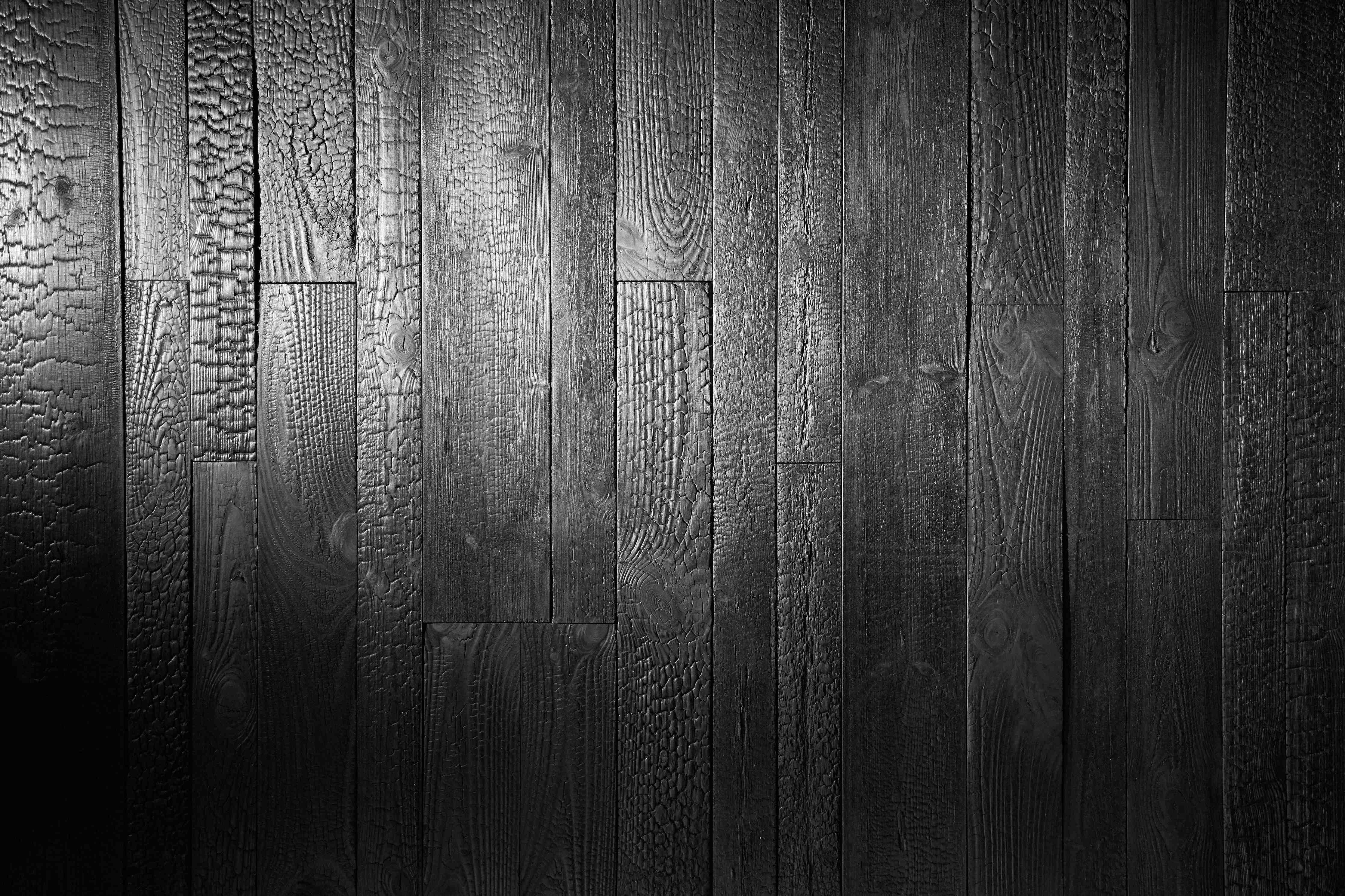 Wandverkleidung Bad-Schwarze Holzdielen in dunklem Finish