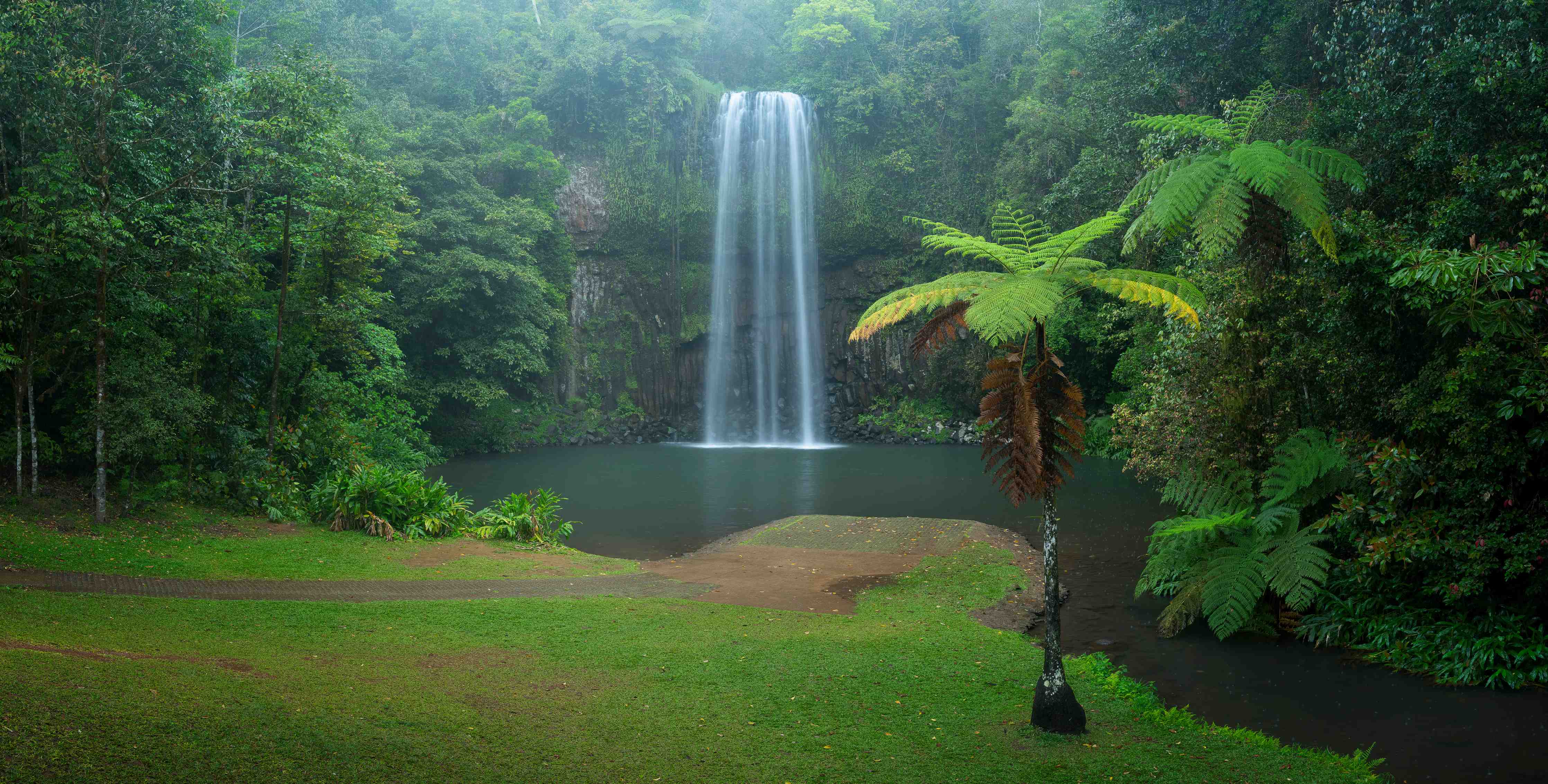 Wandverkleidung Bad-Silberner Wasserfall im Morgengrauen