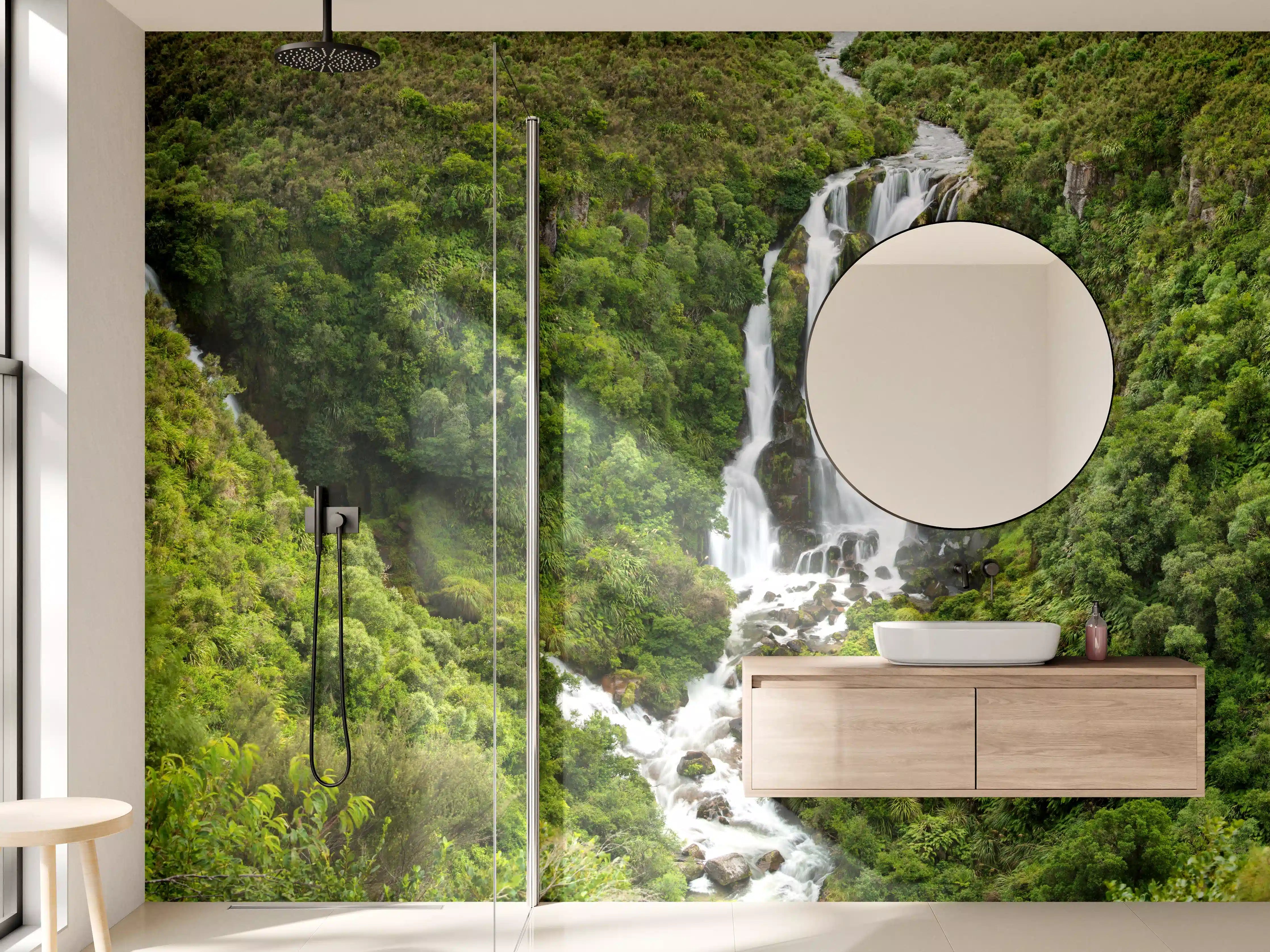 Wandverkleidung Bad - Silberner Wasserfall in smaragdgrüner Natur