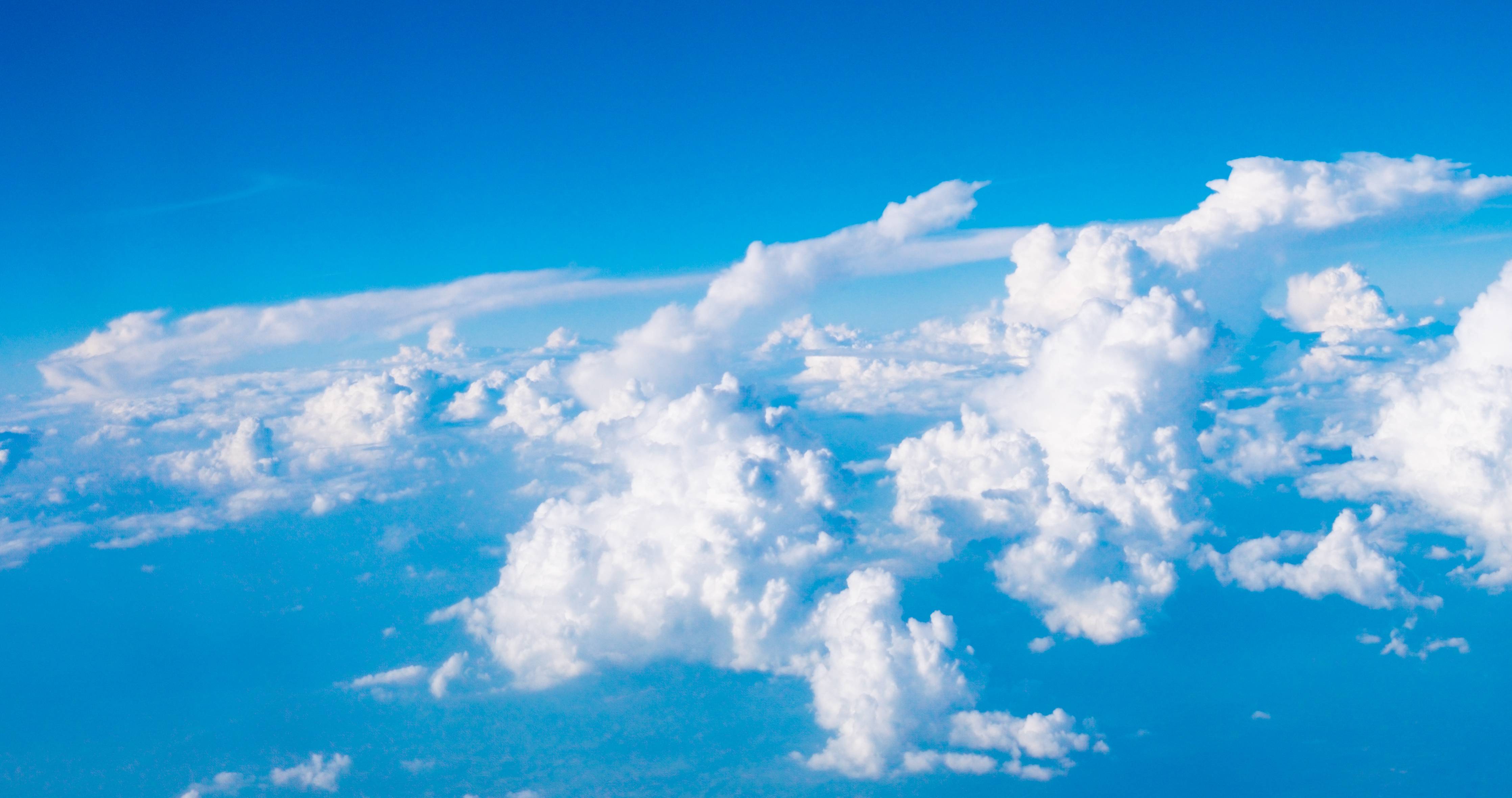 Wandverkleidung Bad-Silbriger Himmel mit Wolkenmeer