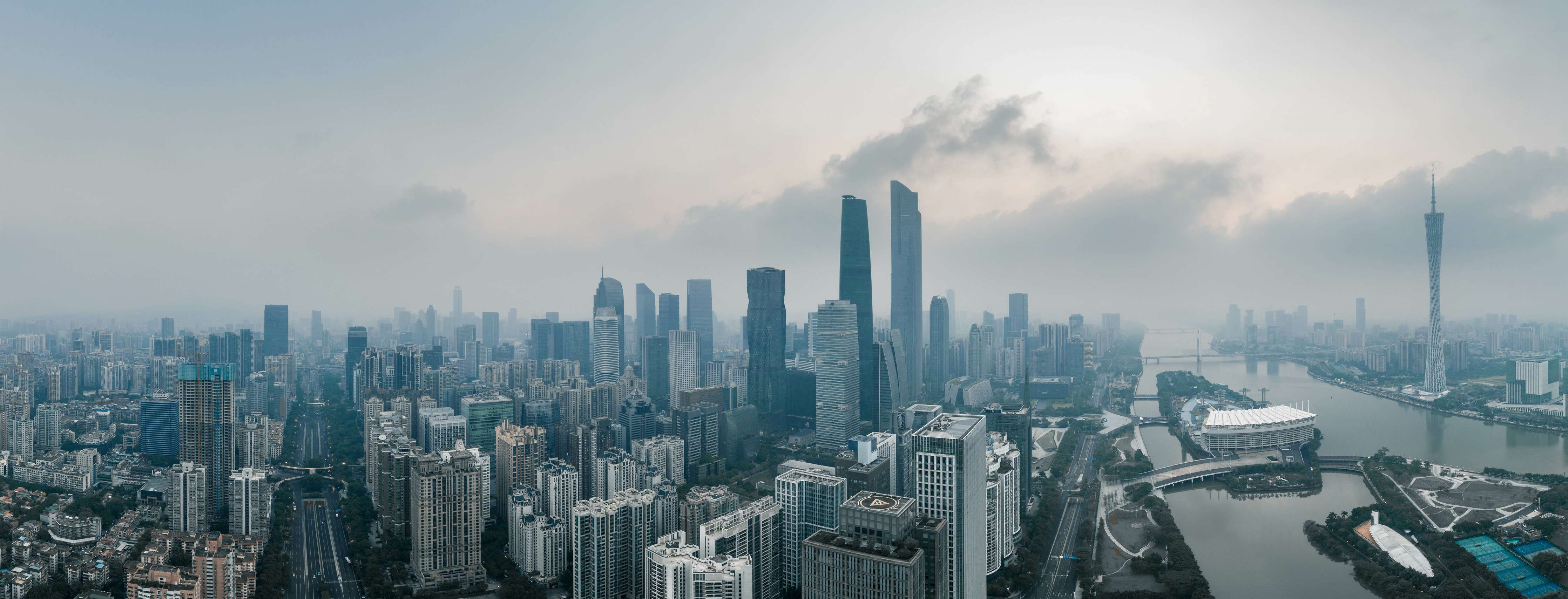 Wandverkleidung Bad-Skyline einer modernen Großstadt bei bewölktem Himmel
