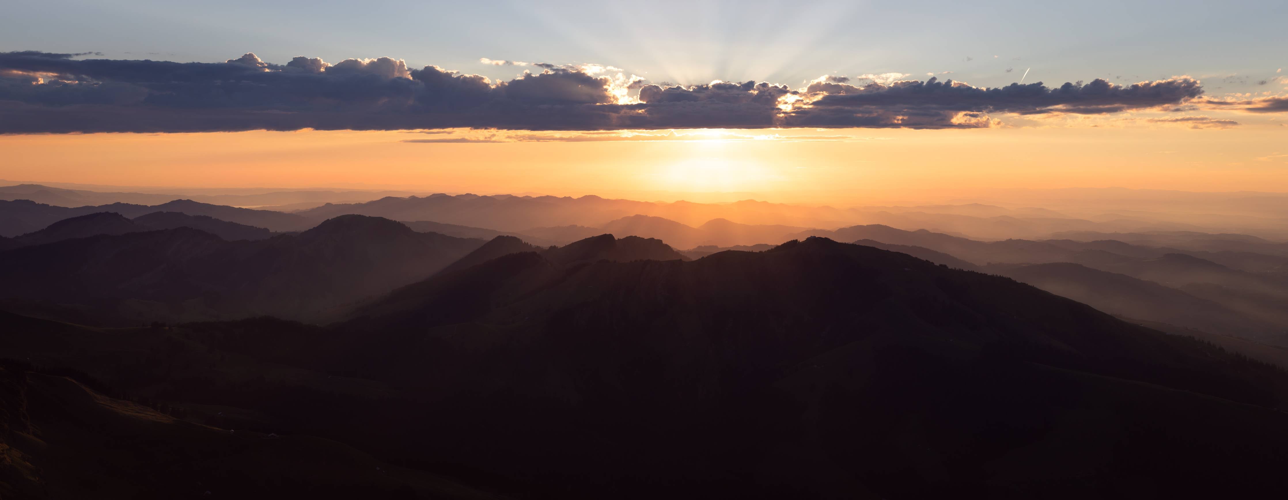 Wandverkleidung Bad-Sonnenaufgang über Bergketten mit Wolken