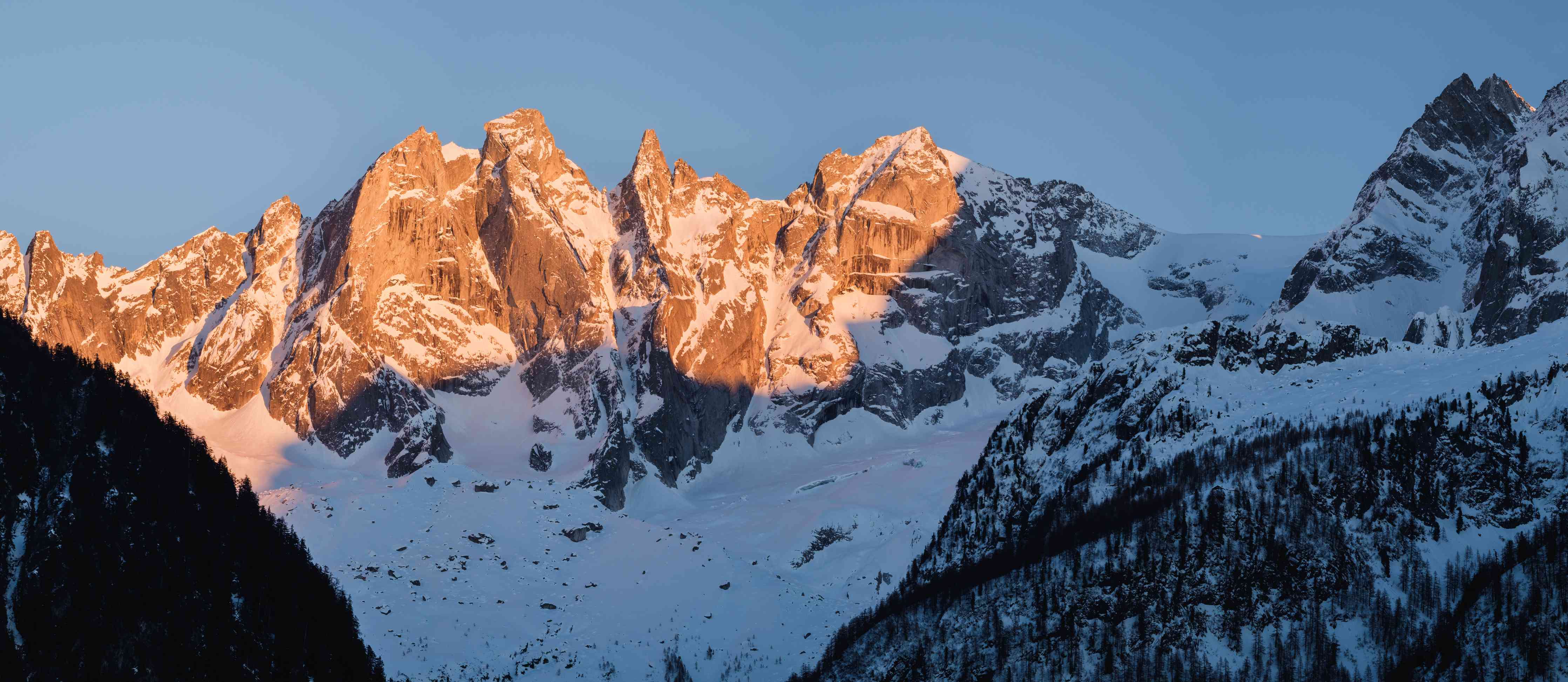 Wandverkleidung Bad-Sonnenbeschienene Berggipfel im Schnee