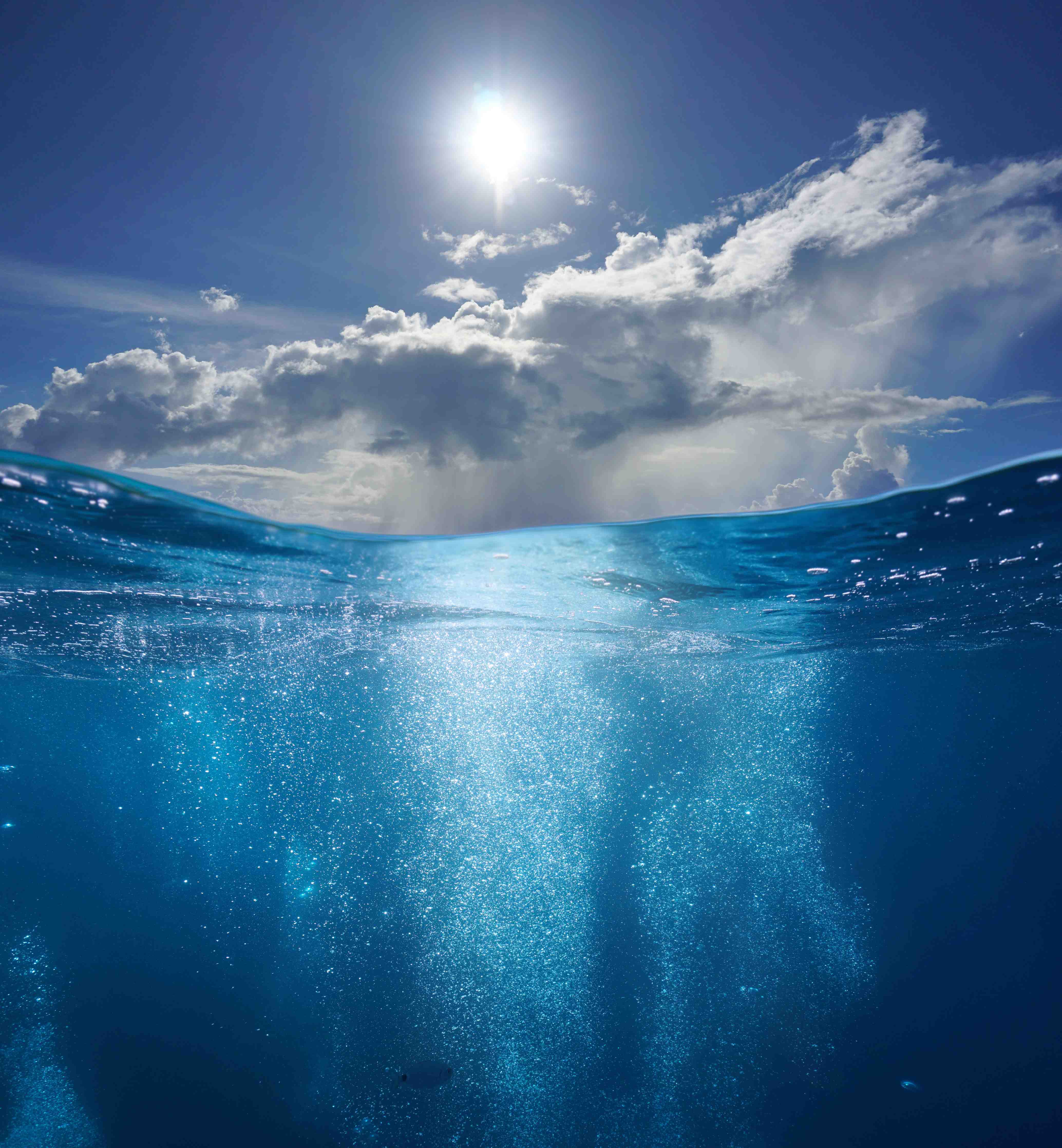 Wandverkleidung Bad-Sonnenlicht über ruhigem Wasser mit Wolken