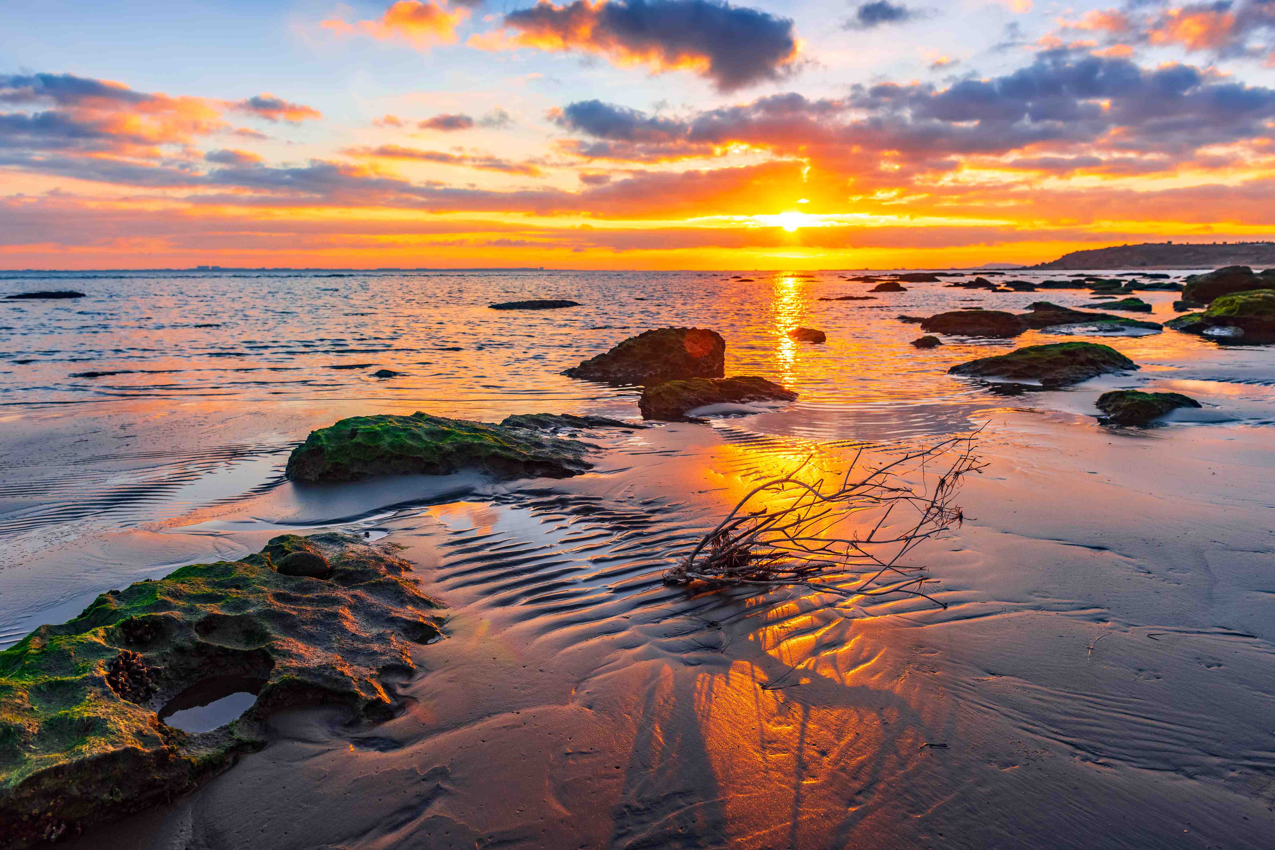 Wandverkleidung Bad-Sonnenuntergang am Strand mit Felsen und Wasser