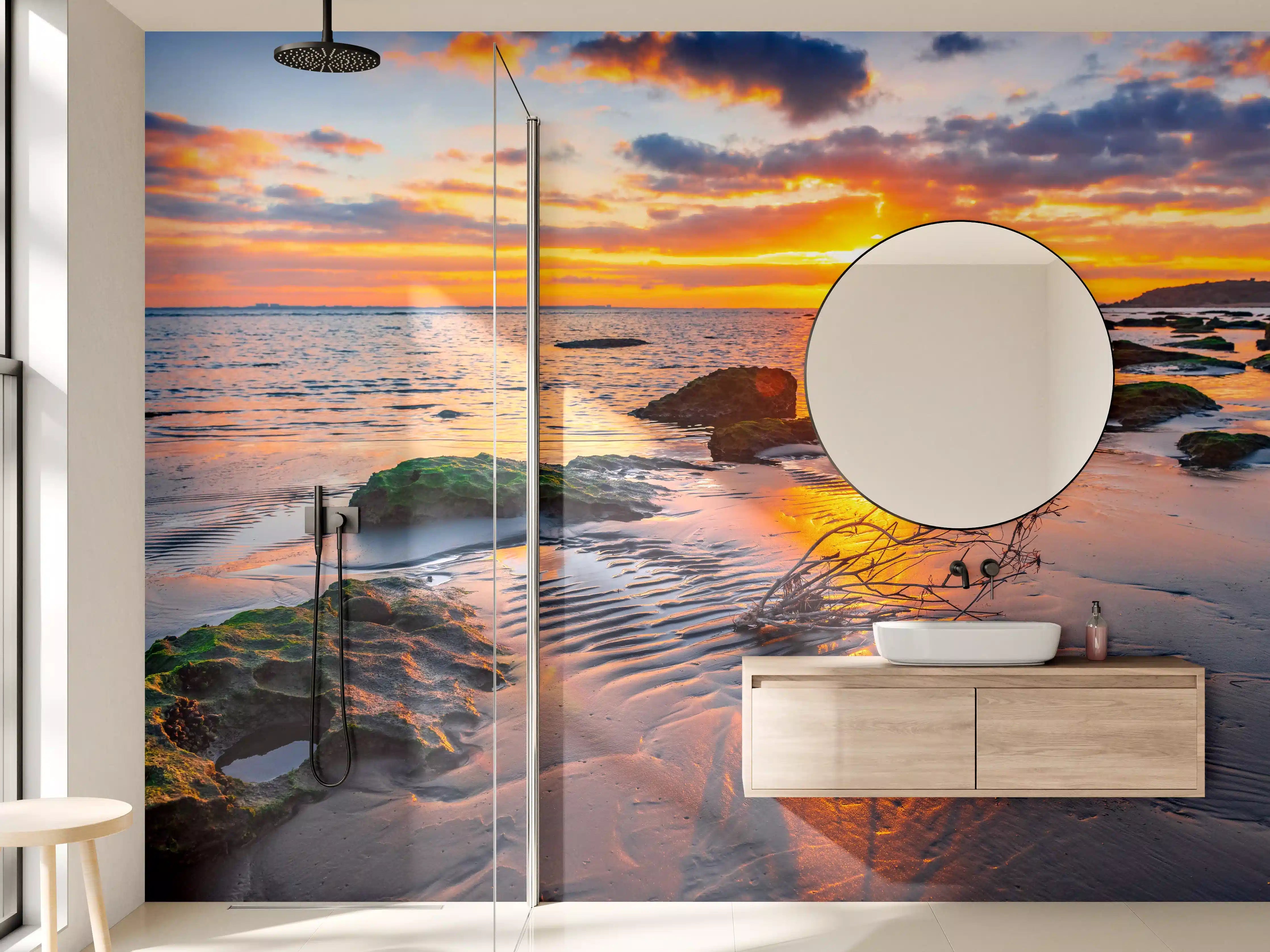 Wandverkleidung Bad - Sonnenuntergang am Strand mit Felsen und Wasser