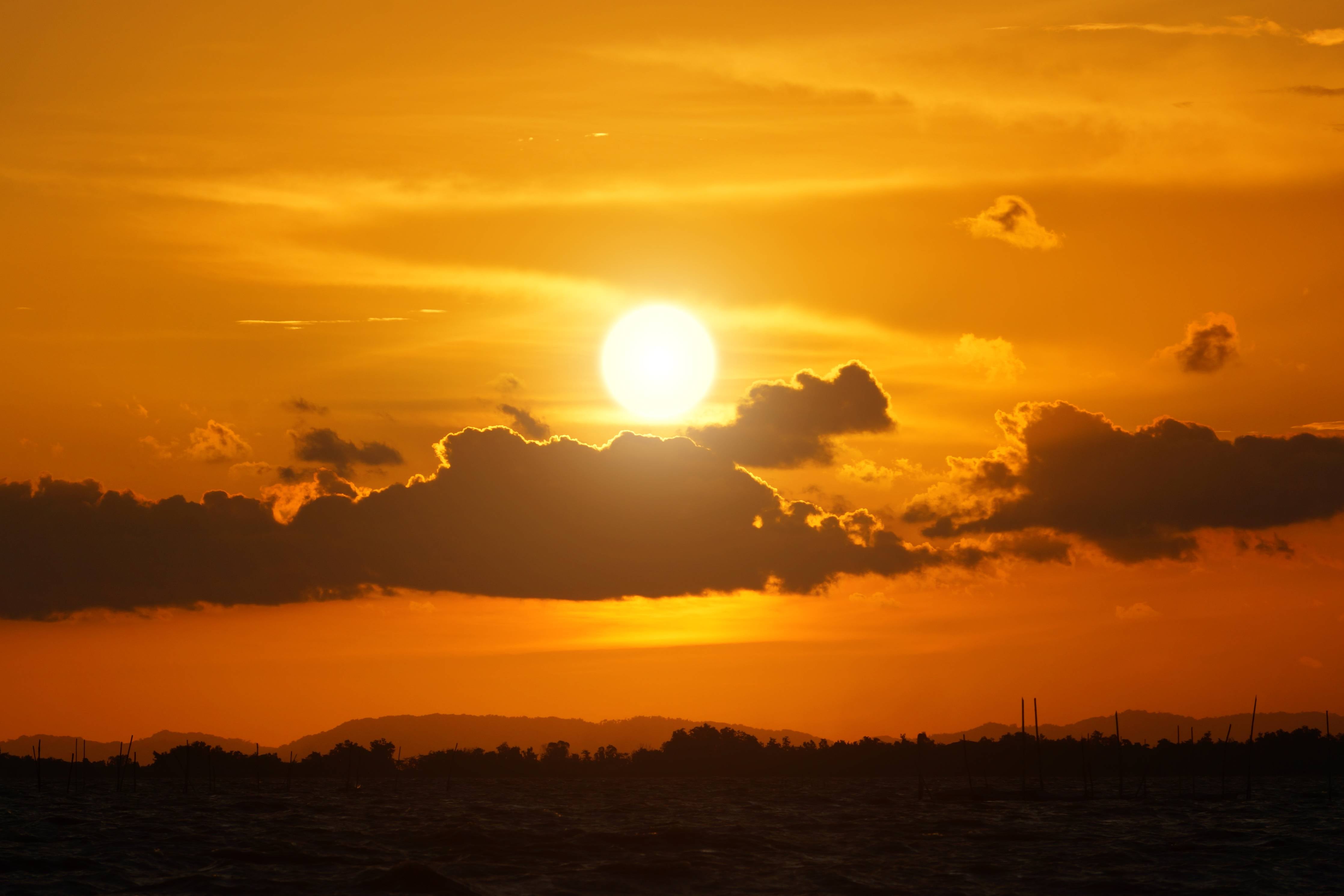 Wandverkleidung Bad-Sonnenuntergang mit goldorangefarbenem Himmel