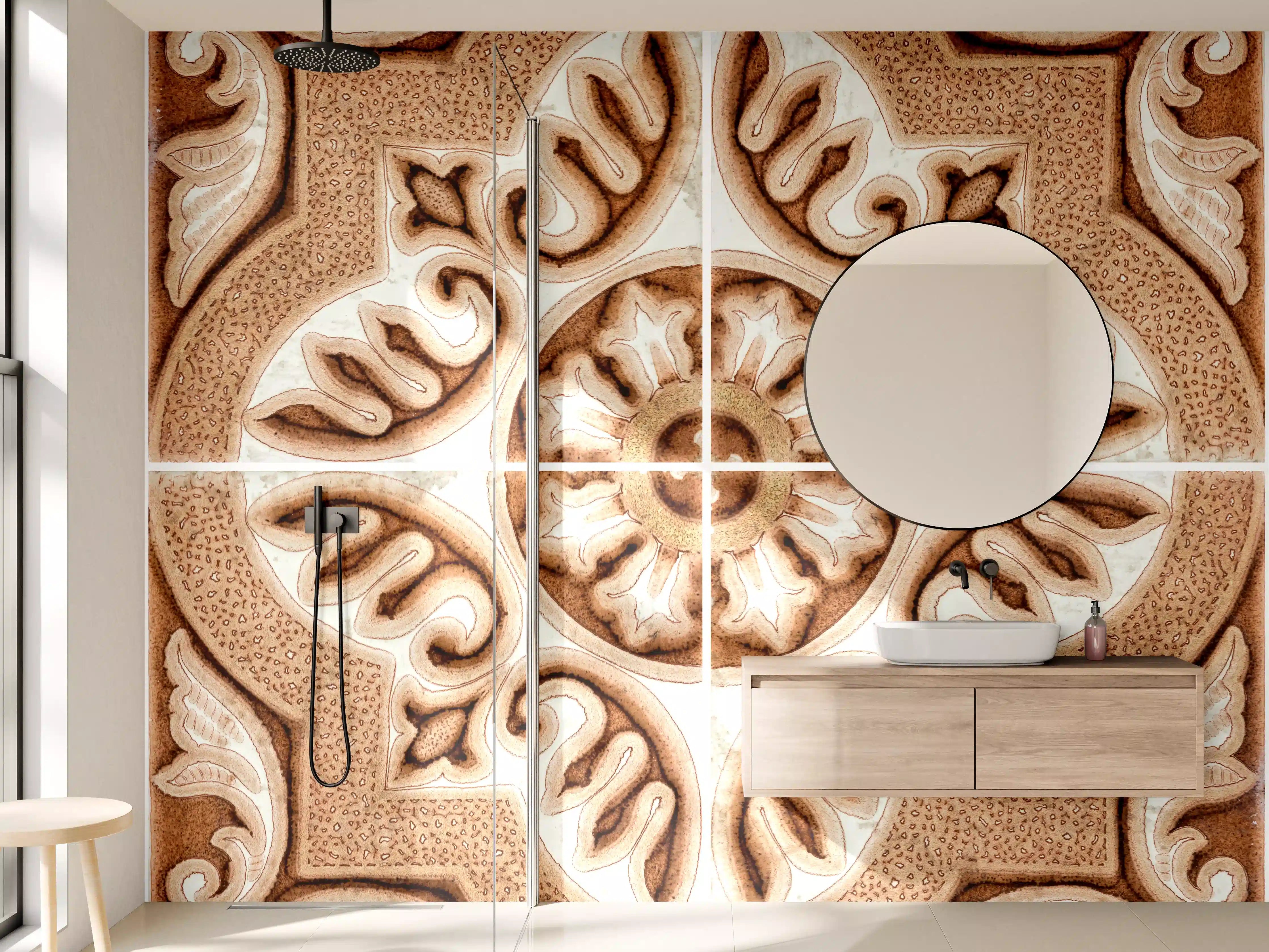 Wandverkleidung Bad - Spielerische Fliesenmuster mit warmen Erdtönen