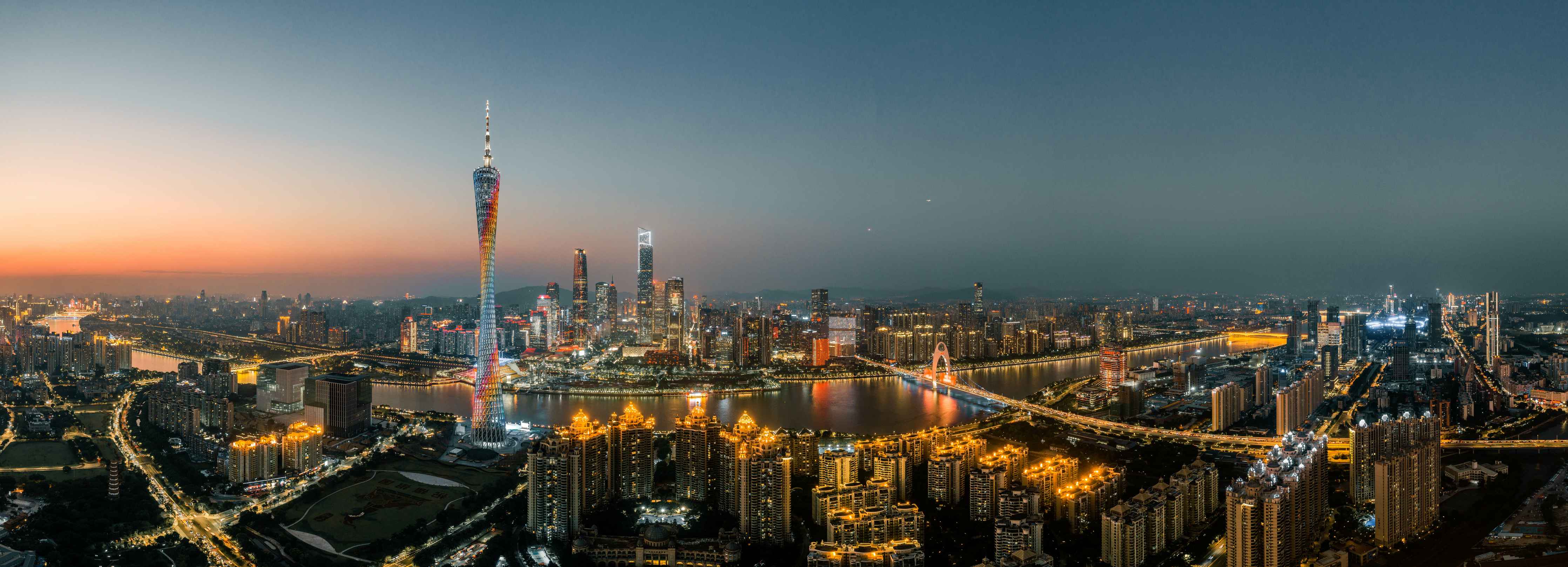 Wandverkleidung Bad-Stadt bei Sonnenuntergang mit leuchtender Skyline