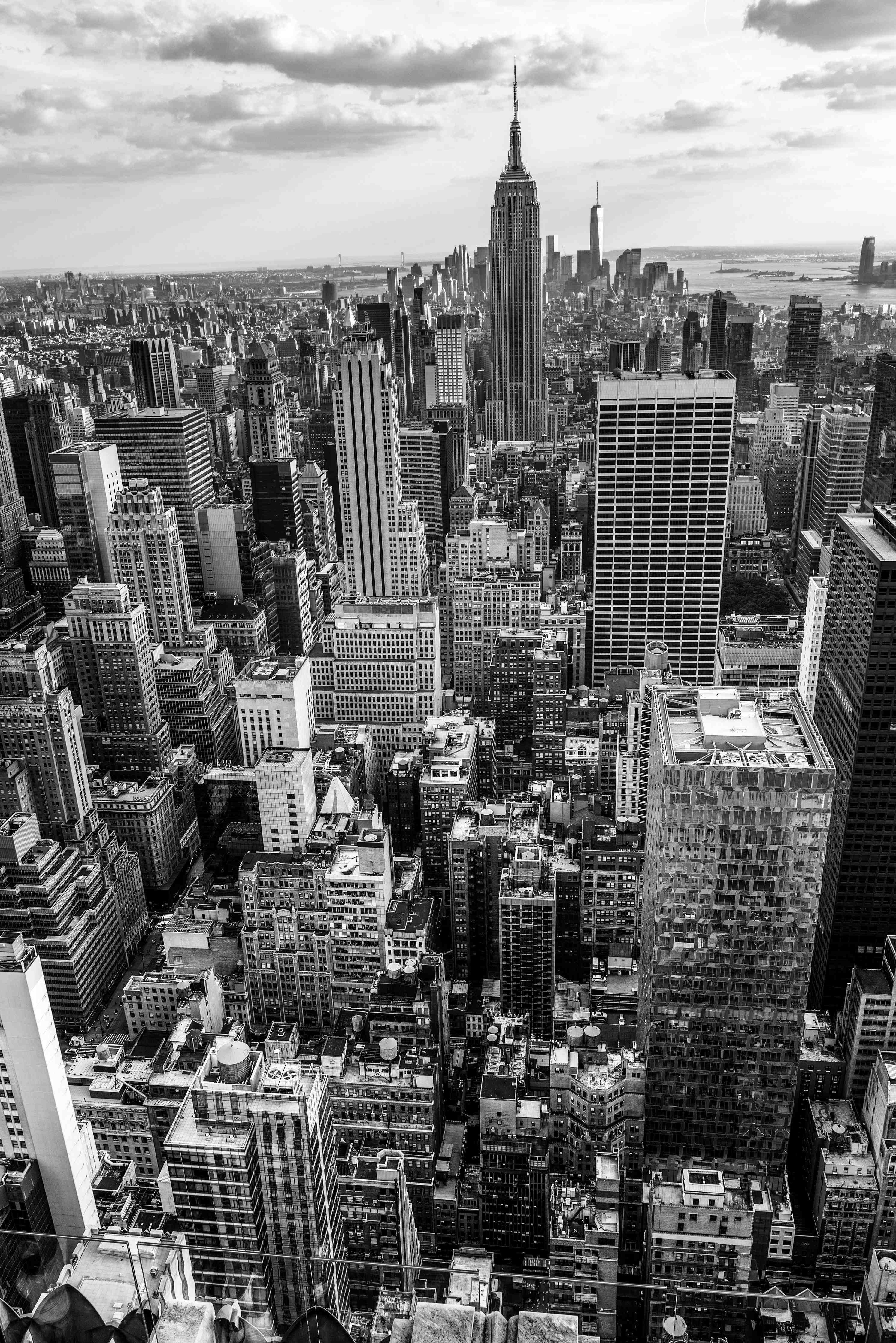 Wandverkleidung Bad-Stadtlandschaft im Schwarz-Weiß-Design