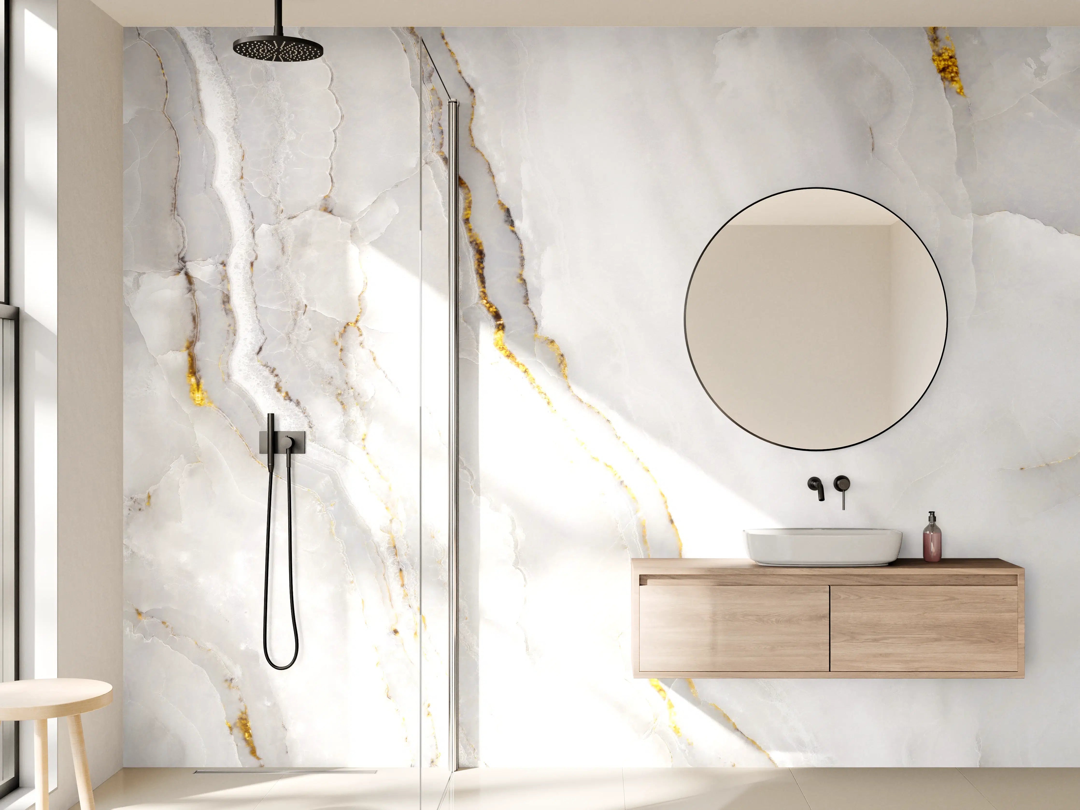 Wandverkleidung Bad - Statuario Marmor mit goldenen Akzenten