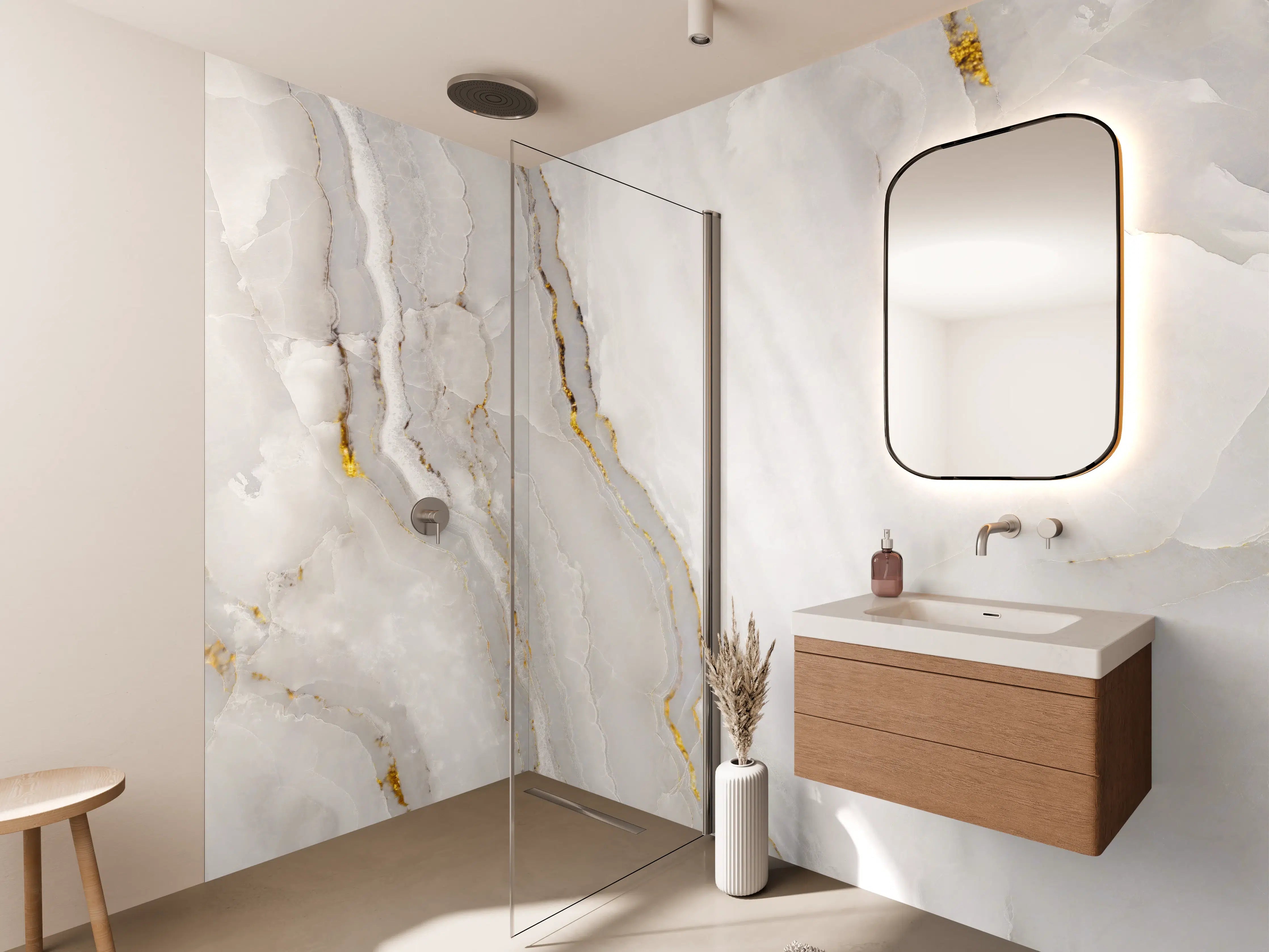 Wandverkleidung Bad - Statuario Marmor mit goldenen Akzenten