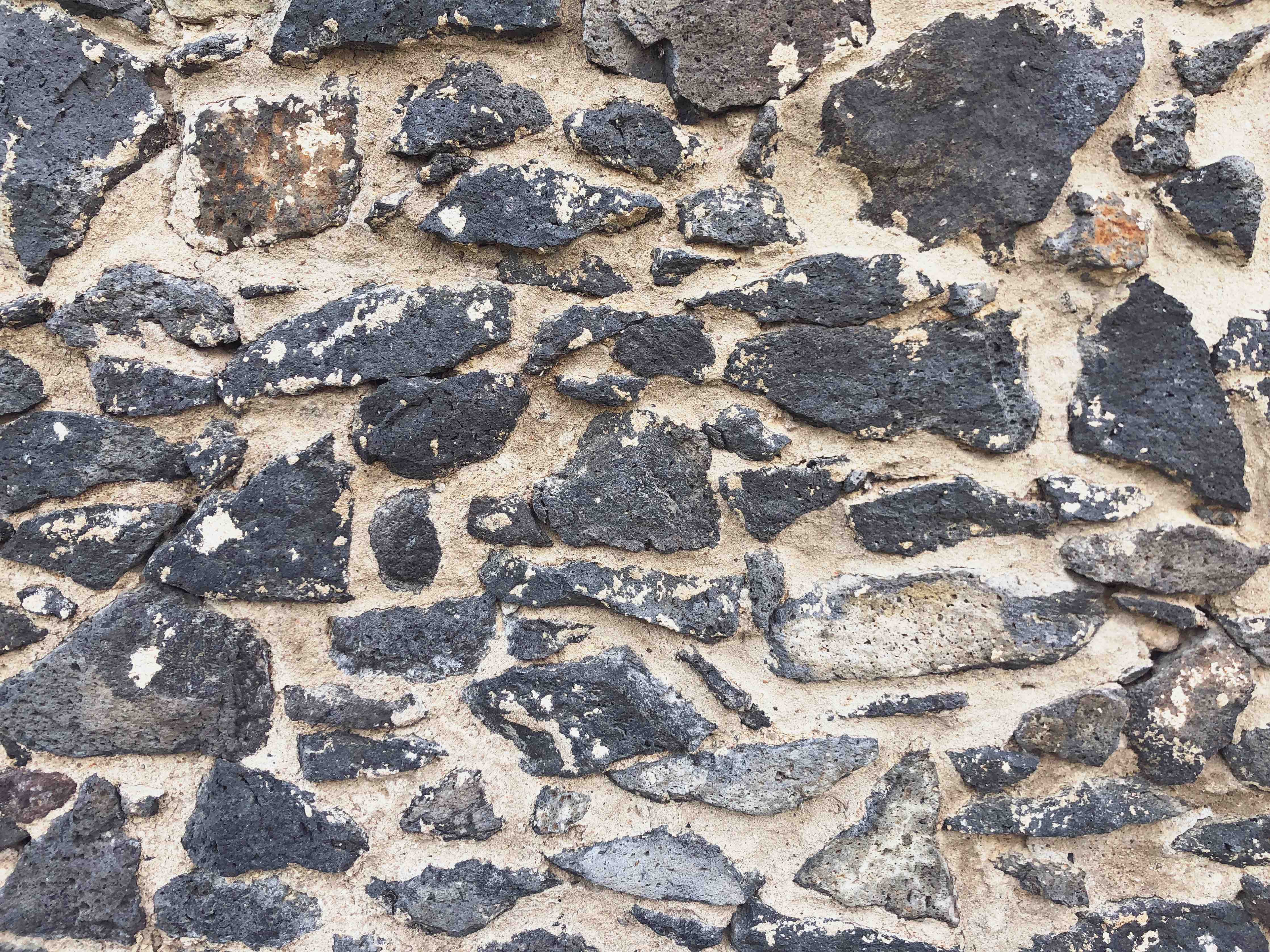 Wandverkleidung Bad-Stilvolle Natursteinmauer in Grau- und Beigetönen