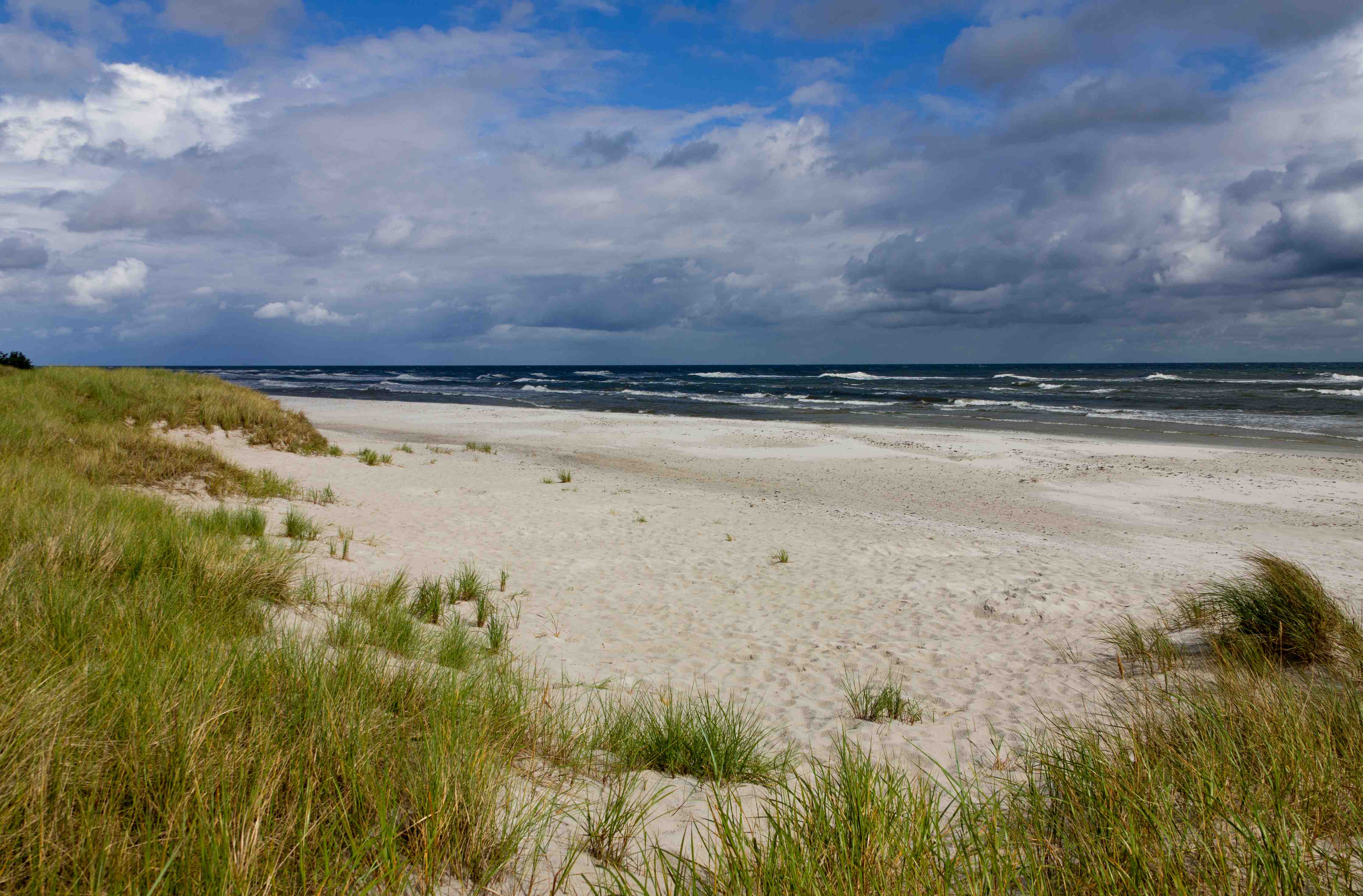 Wandverkleidung Bad-Strandlandschaft bei Wolken & Blau