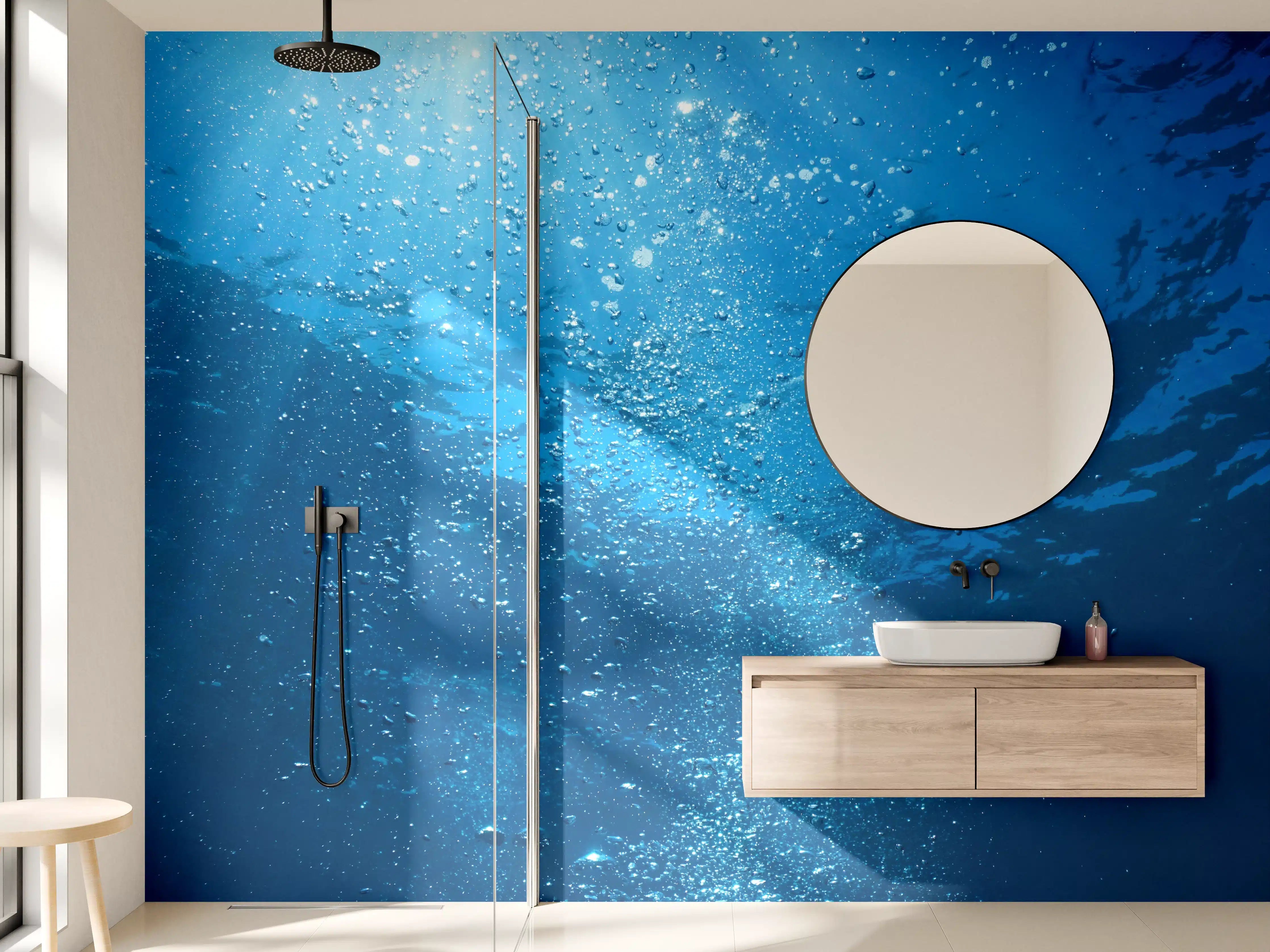 Wandverkleidung Bad - Tiefblauer Wasseruntergrund mit Sonnenreflexion