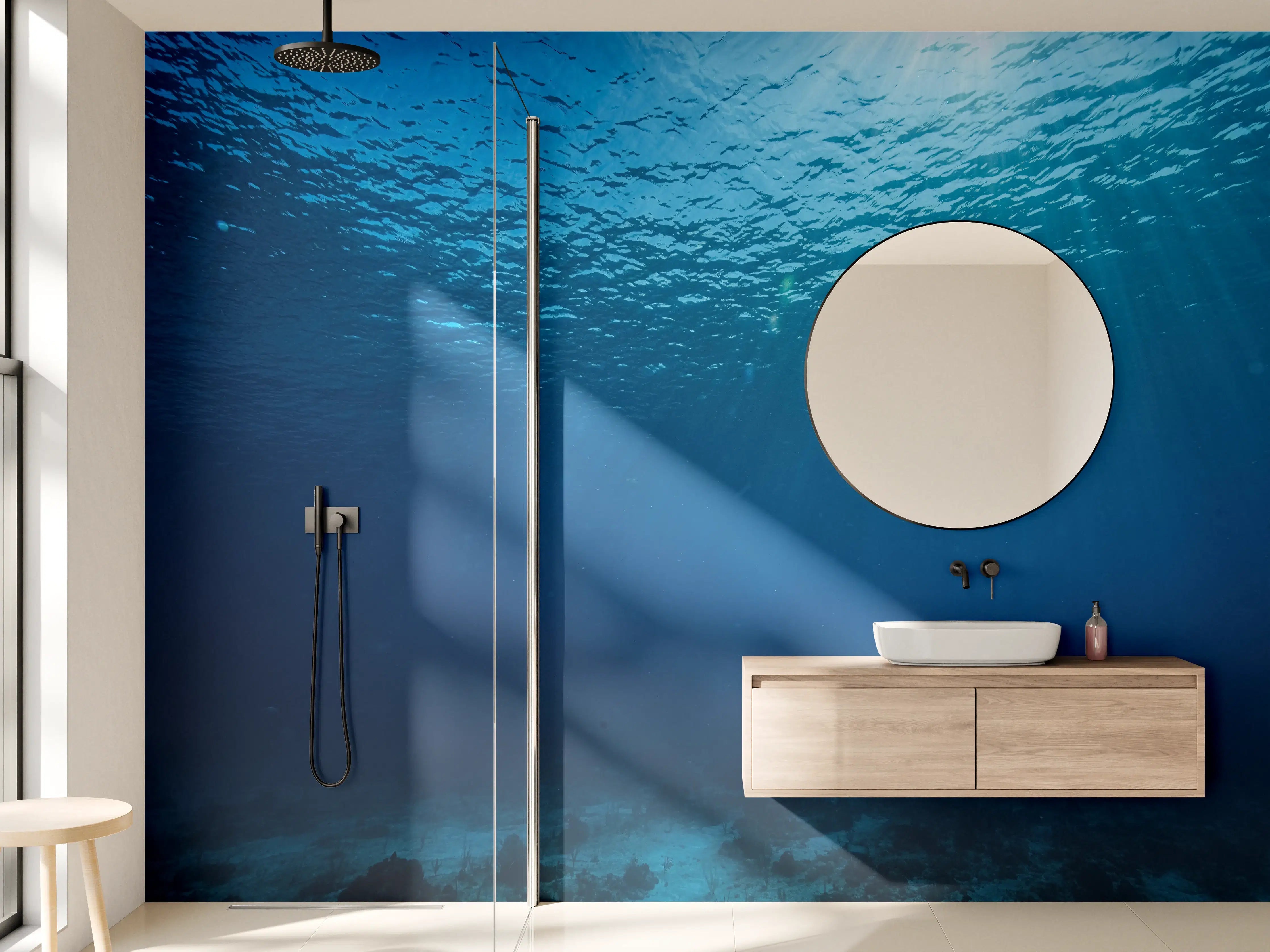 Wandverkleidung Bad - Tiefes Blau des Meeres mit Sonnenstrahlen