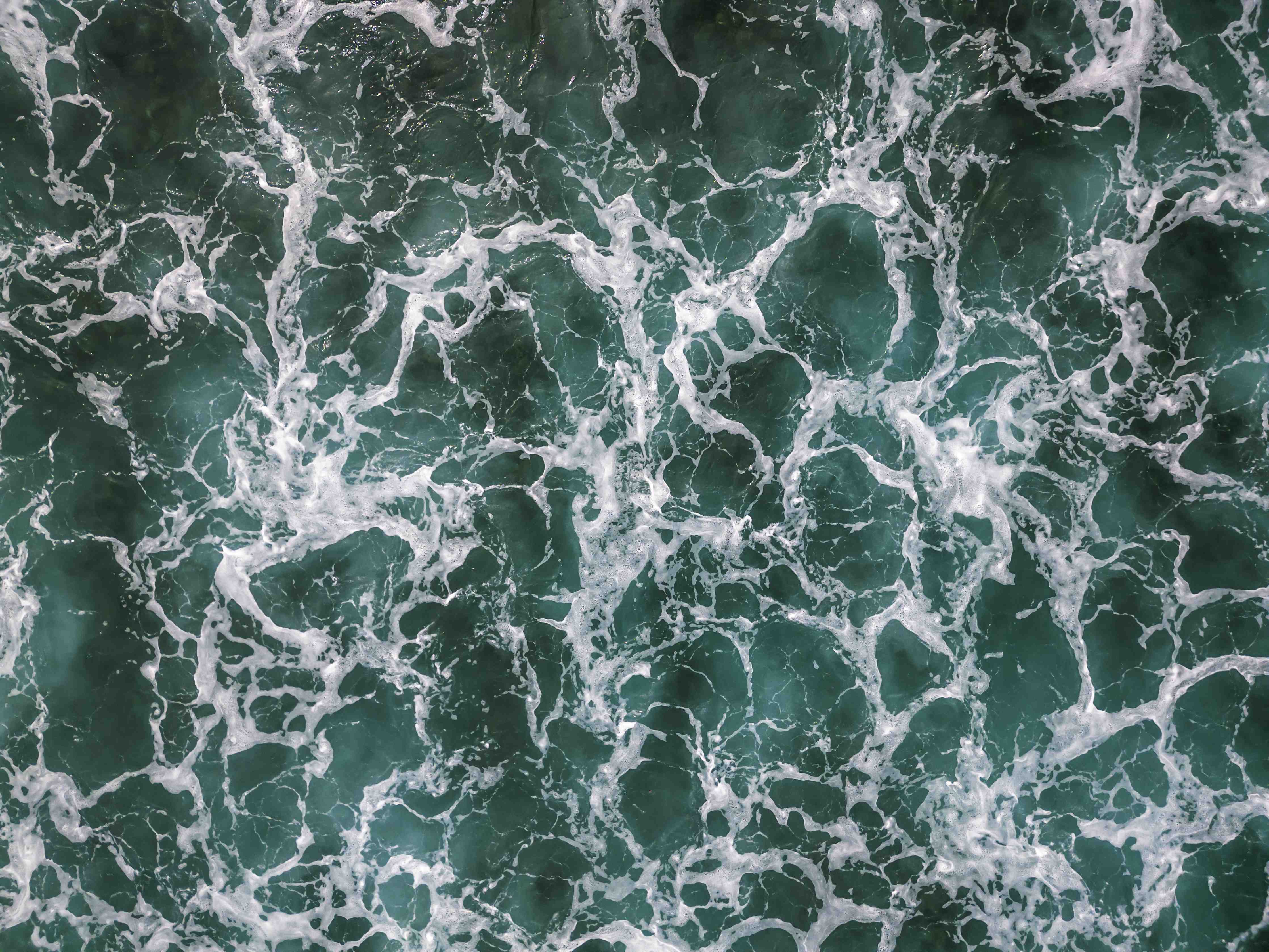 Wandverkleidung Bad-Tiefgrüne Meereswellen mit Weißschäum