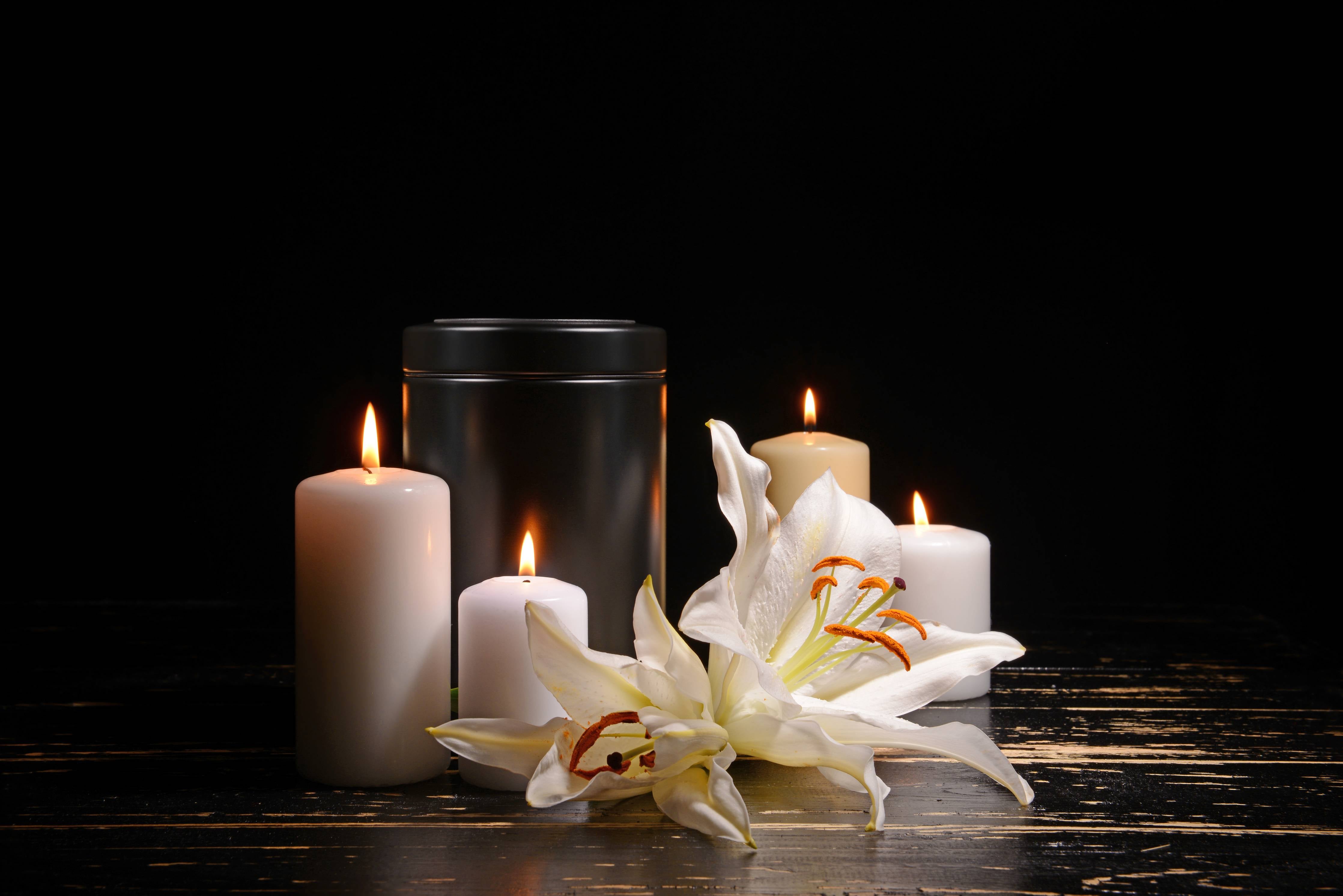Wandverkleidung Bad-Totenurne mit Kerzen und Blume