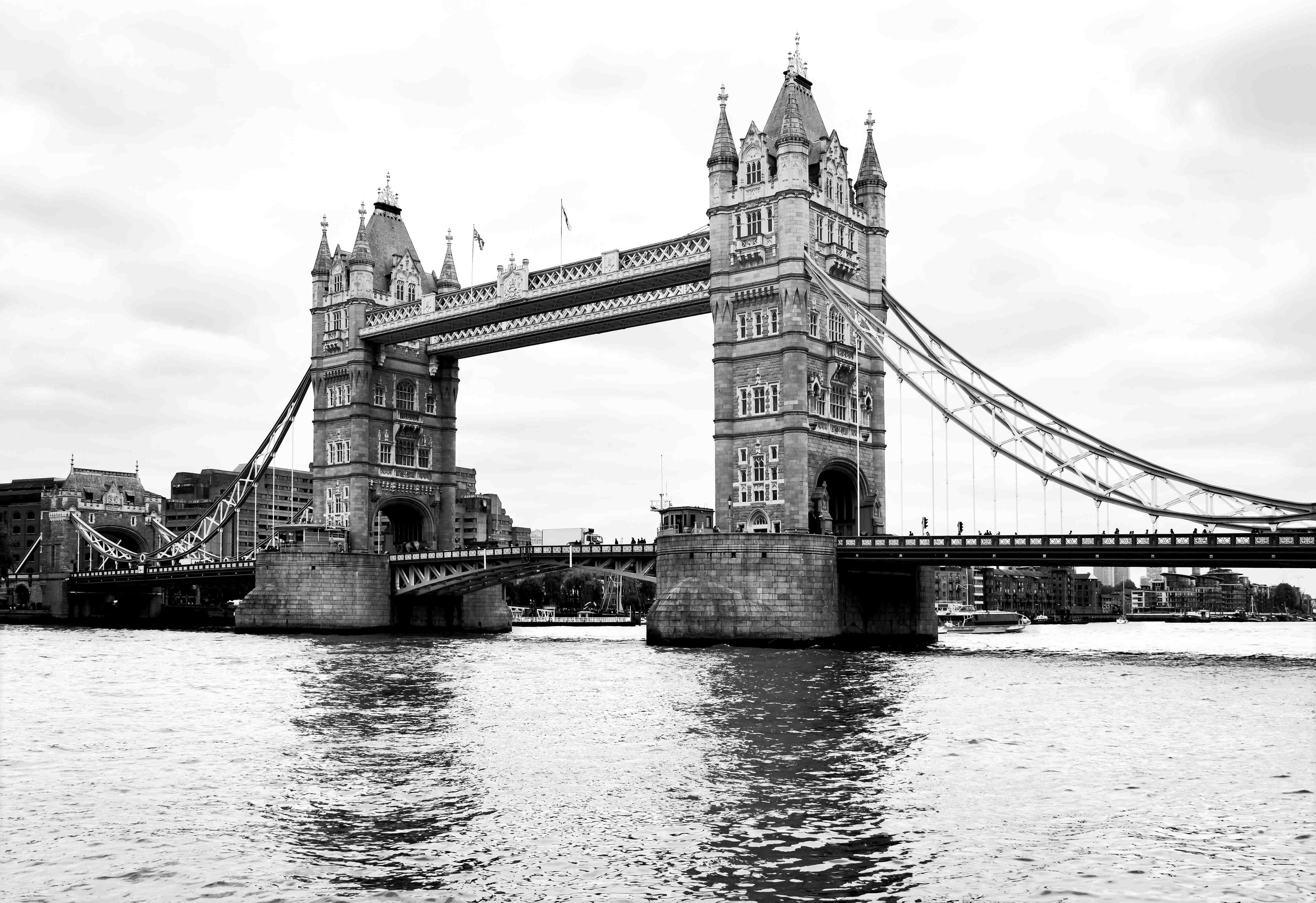 Wandverkleidung Bad-Tower Bridge im Schwarz-Weiß-Look