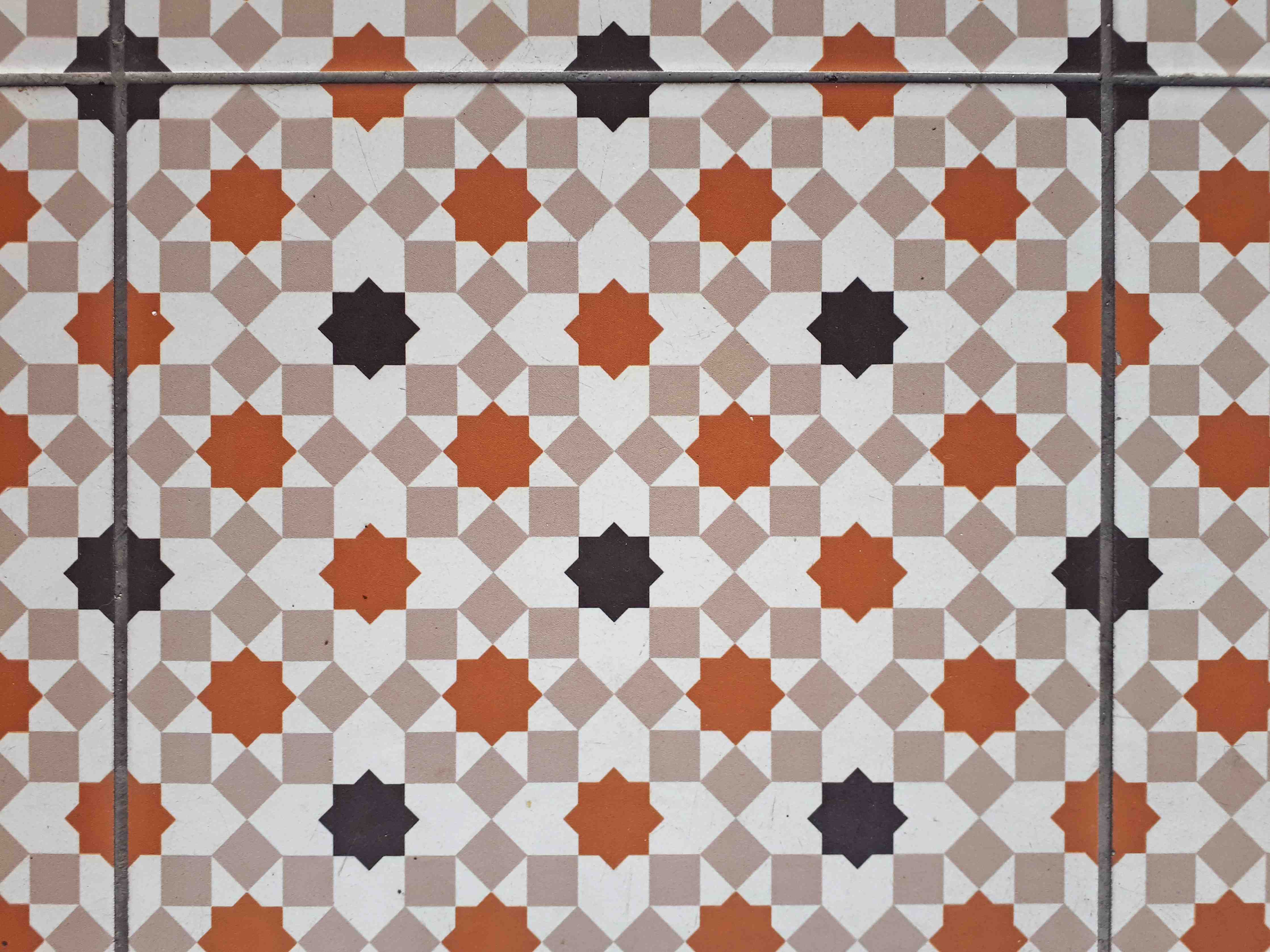 Wandverkleidung Bad-Traditionelle Arabische Fliesenmuster in Erdtönen