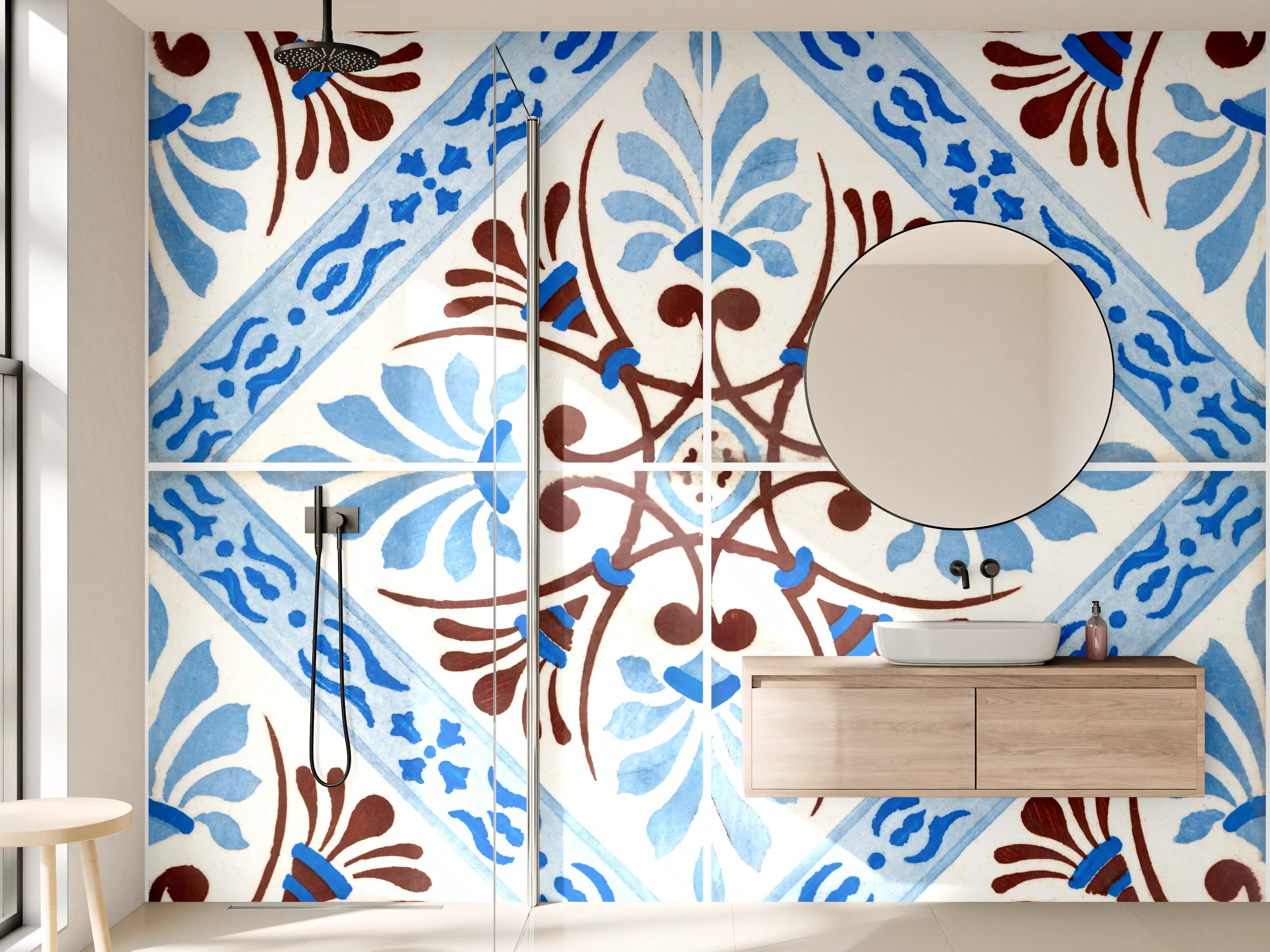 Wandverkleidung Bad - Traditionelle Fliesen mit blauen und braunen Mustern