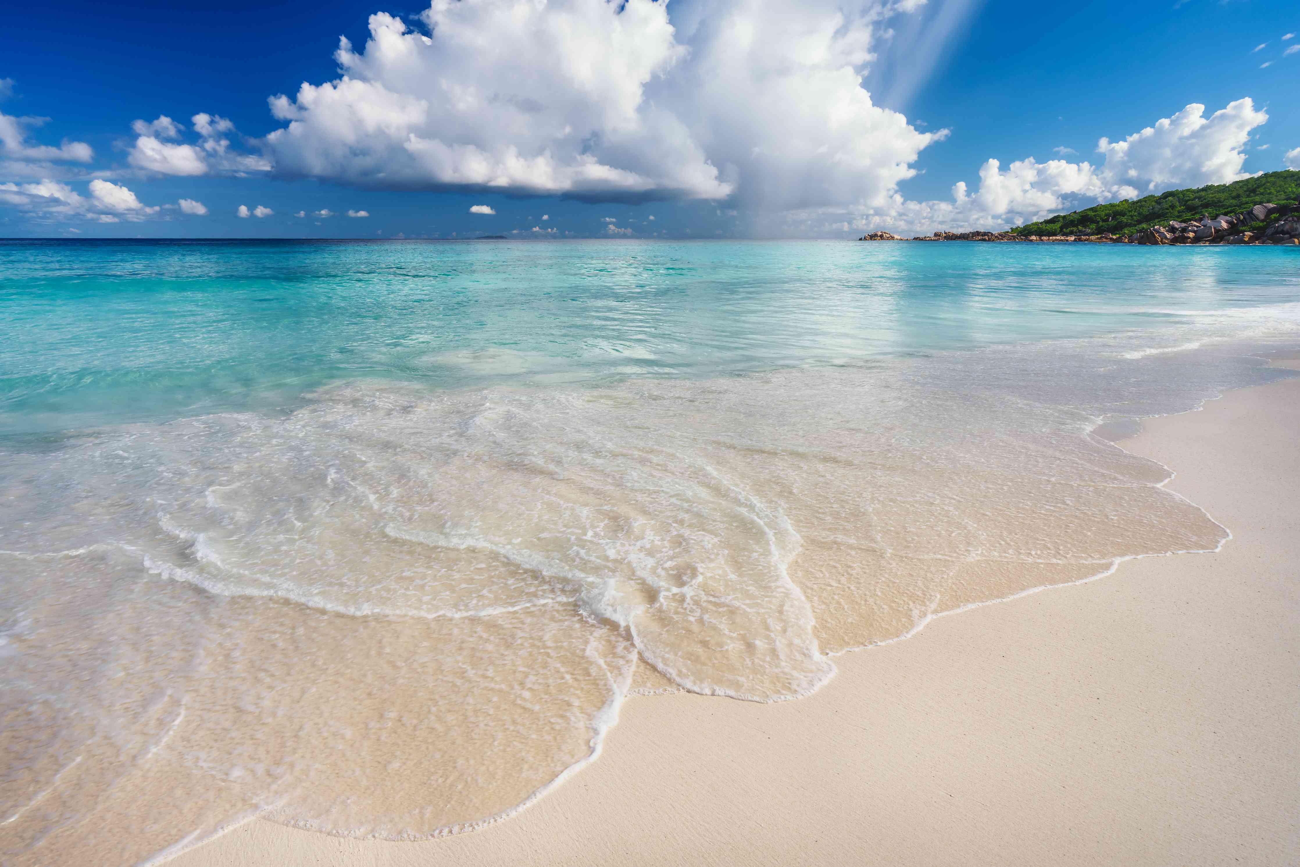 Wandverkleidung Bad-Tropischer Strand mit blauem Himmel