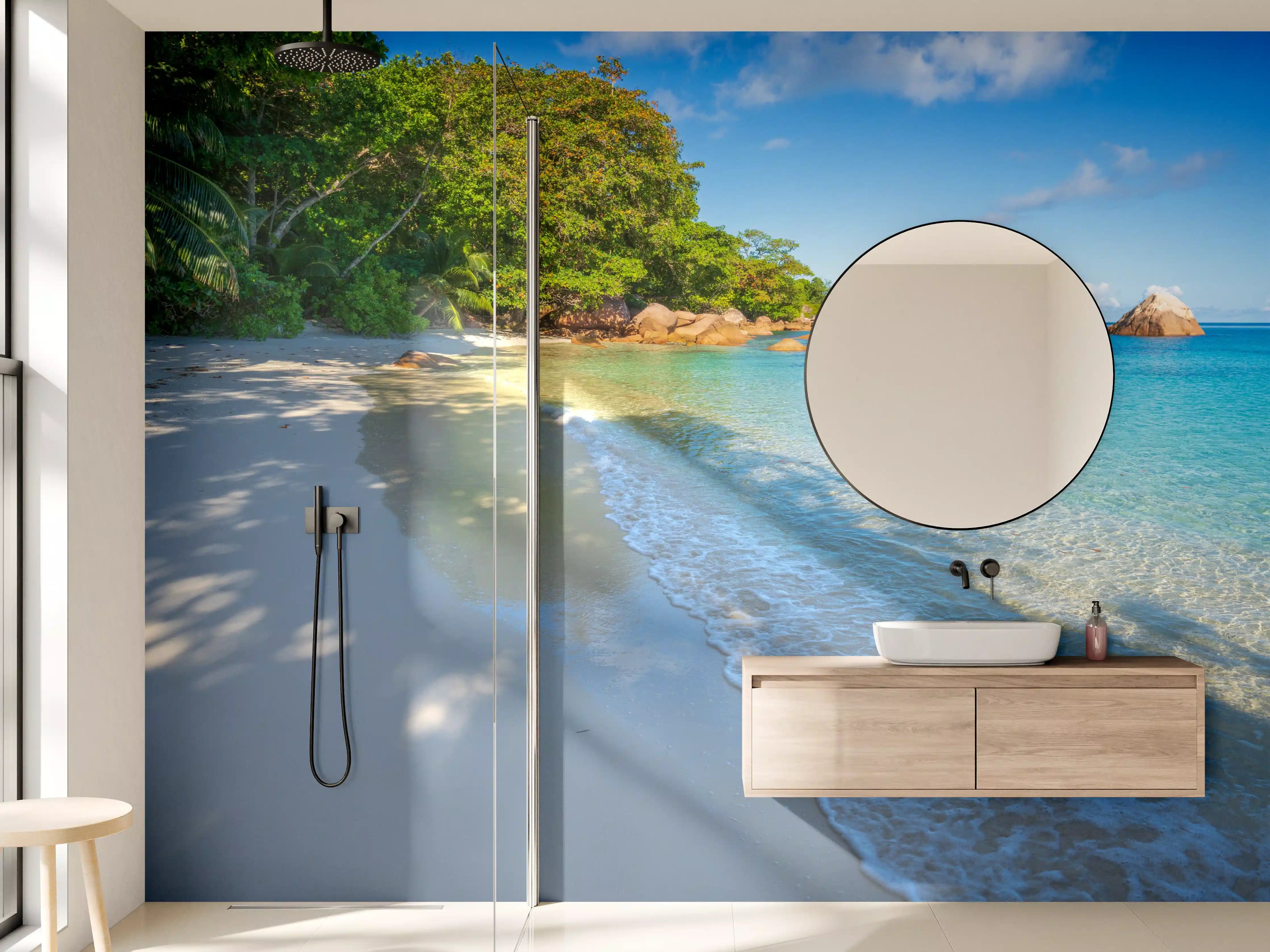 Wandverkleidung Bad - Tropischer Strand mit klarem Wasser und Baden