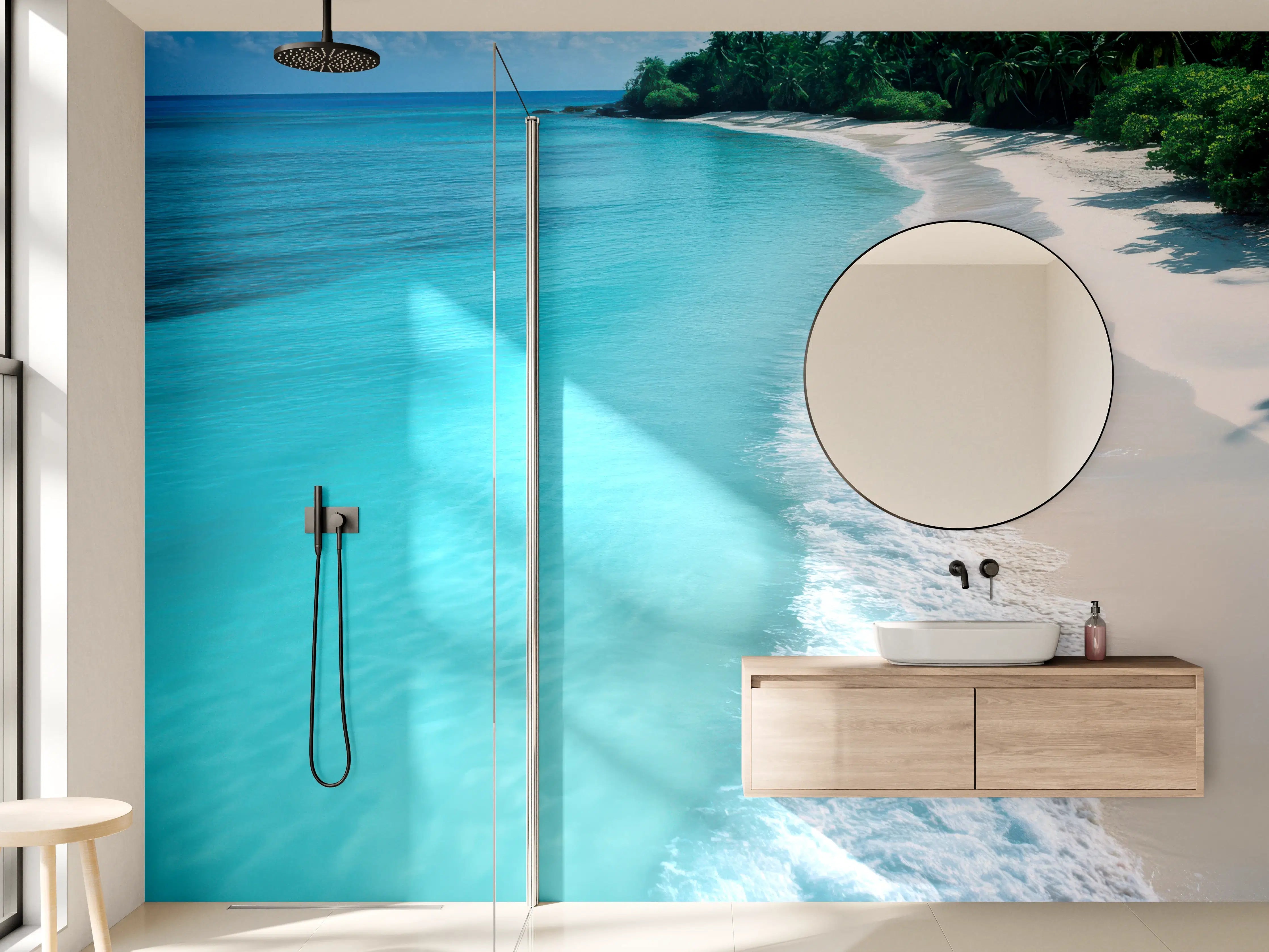 Wandverkleidung Bad - Tropischer Strand mit klarem Wasser und Palmen