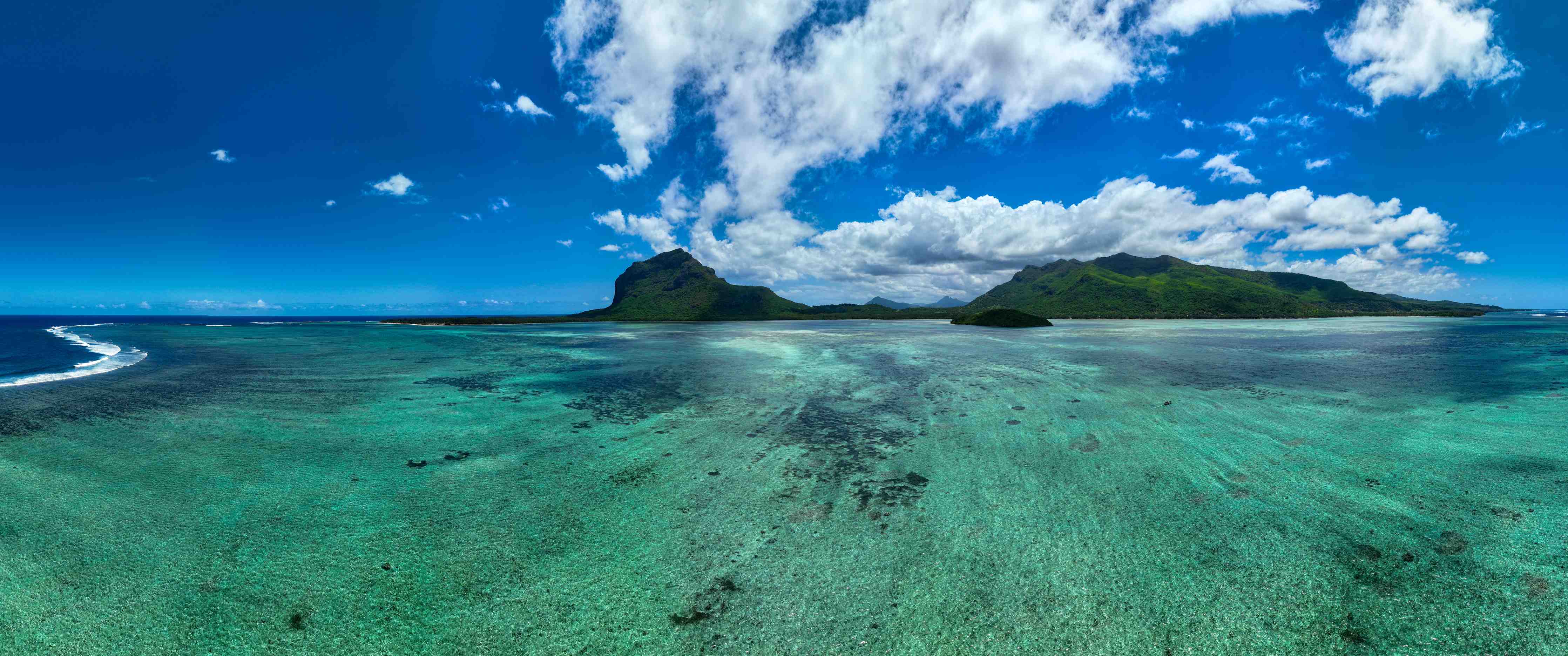 Wandverkleidung Bad-Tropischer Strand mit klarer See und Insel im Hintergrund
