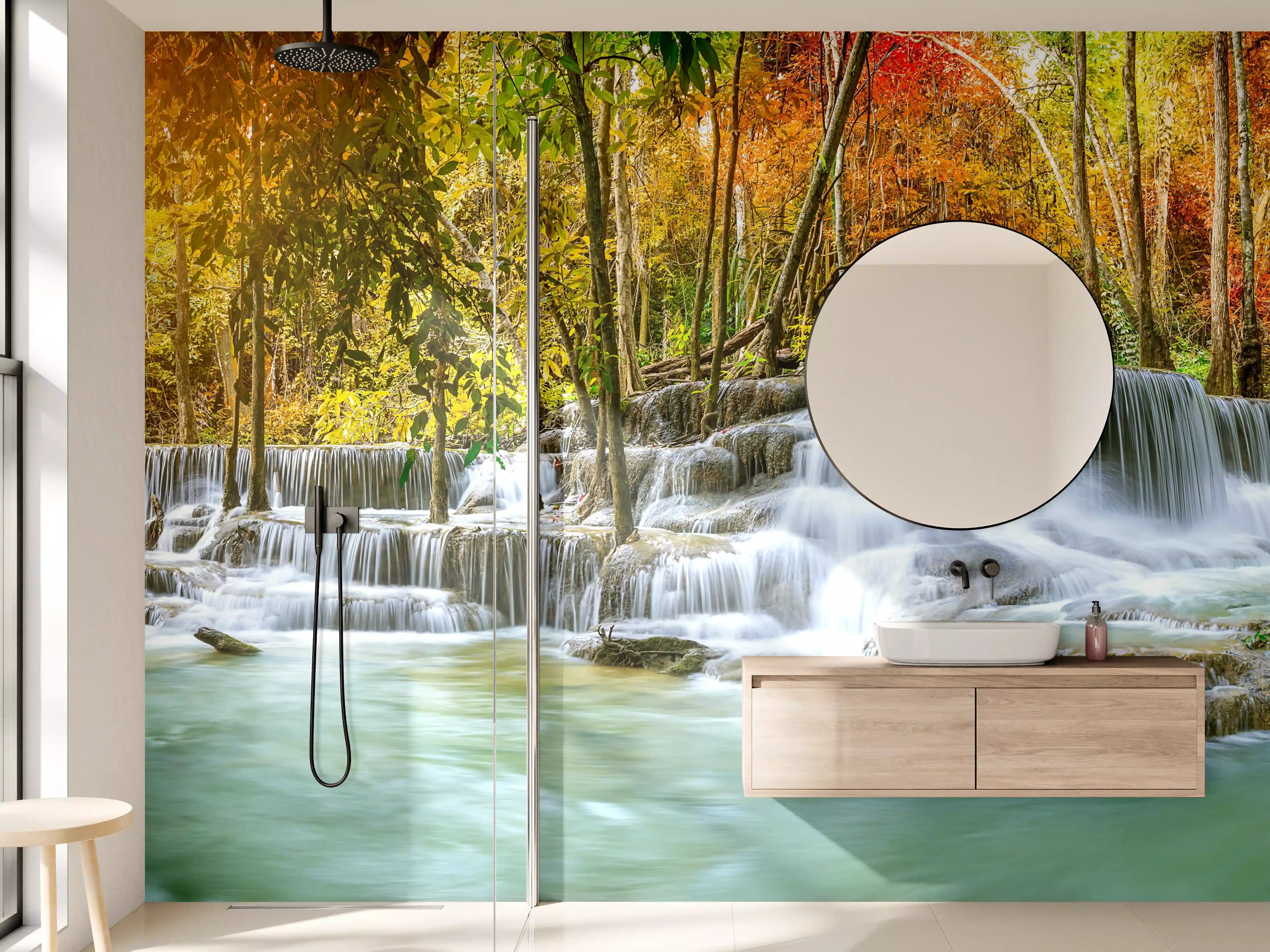 Wandverkleidung Bad - Türkis-Grüner Wasserfall im Herbst