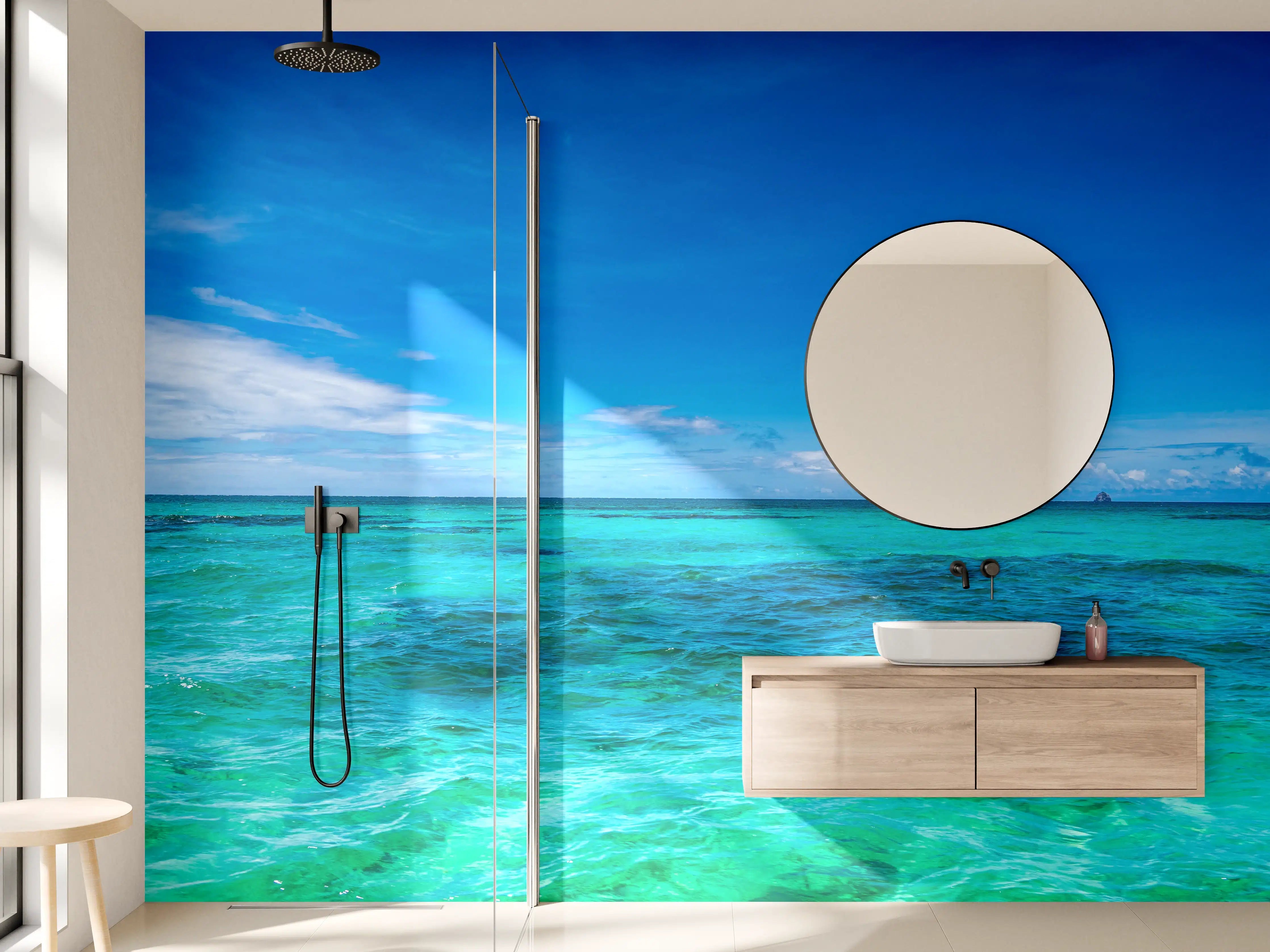 Wandverkleidung Bad - Türkisblaues Wasser unter klarem Himmel