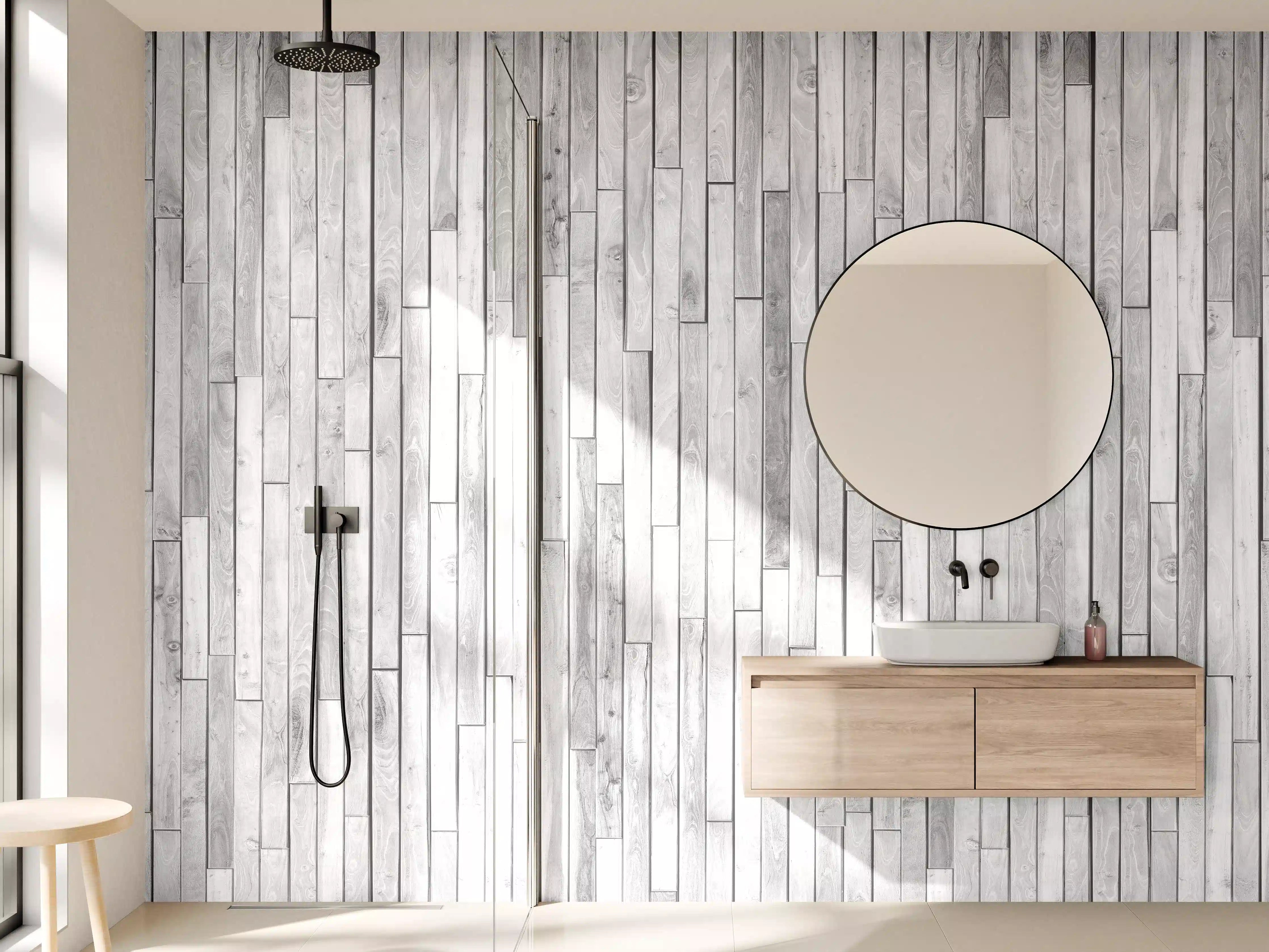 Wandverkleidung Bad - Vertikale weiße kleine Kiefernholzstücke