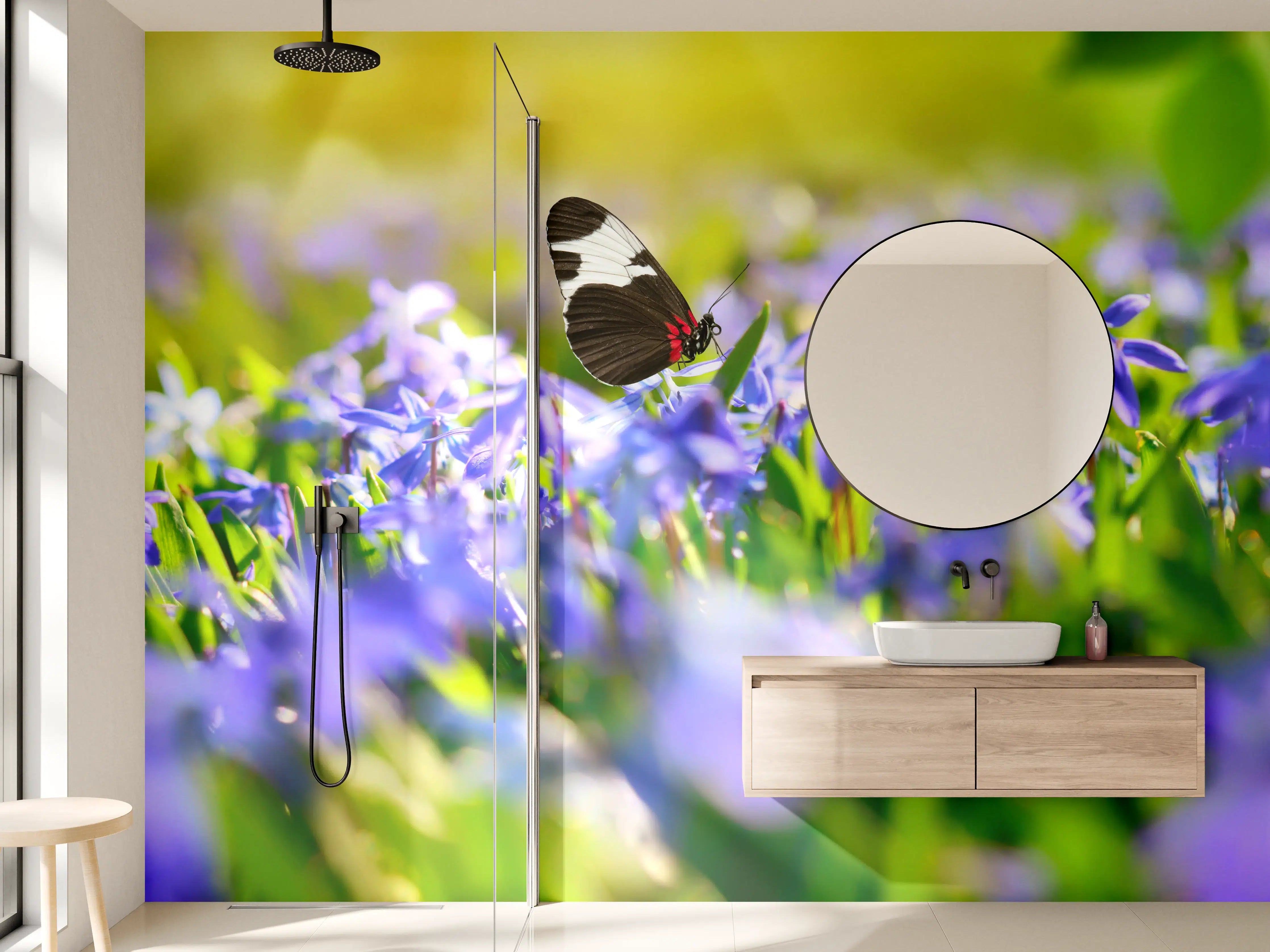 Wandverkleidung Bad - Violette Blumenwiese mit Schmetterlingen