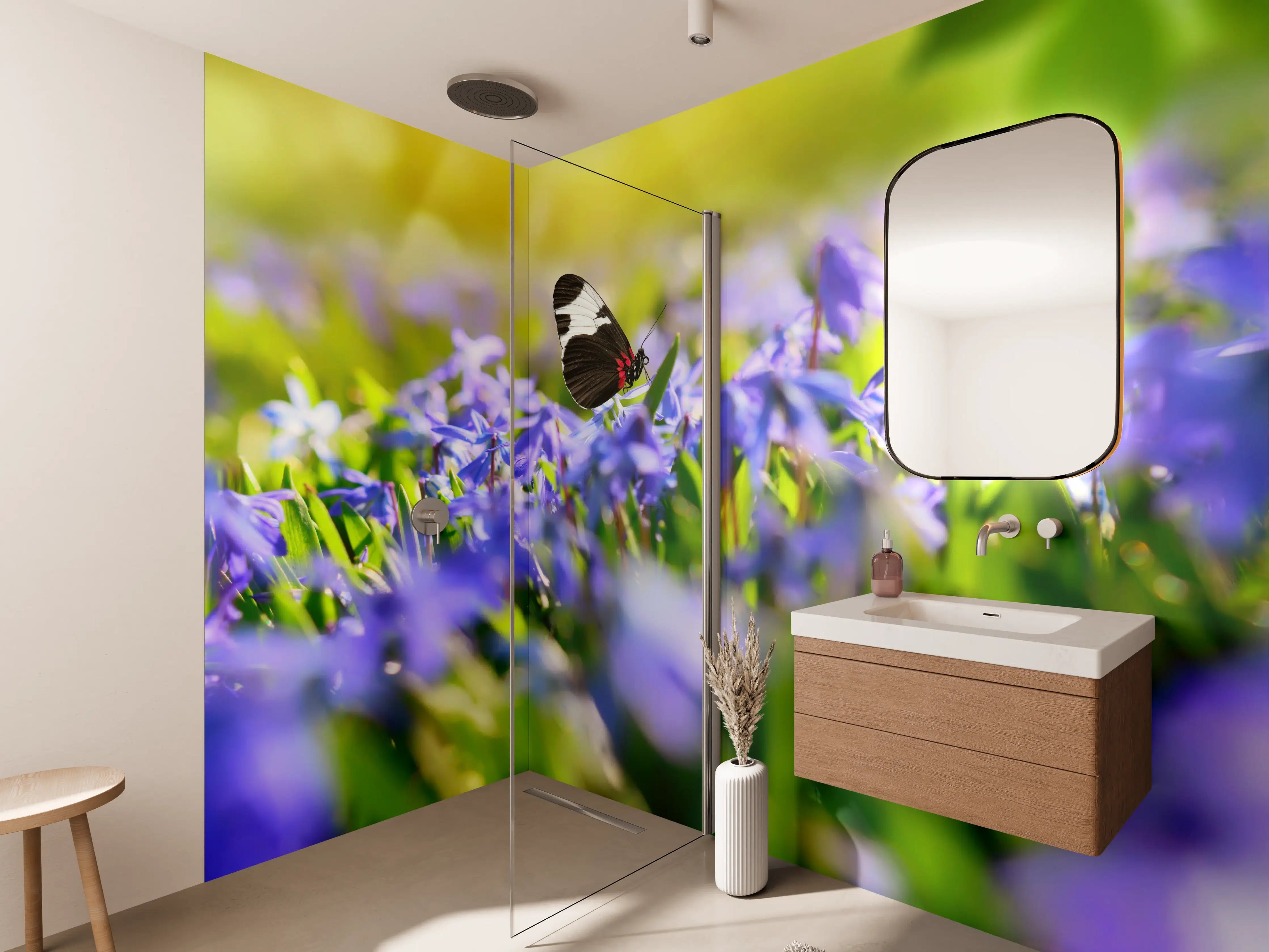 Wandverkleidung Bad - Violette Blumenwiese mit Schmetterlingen