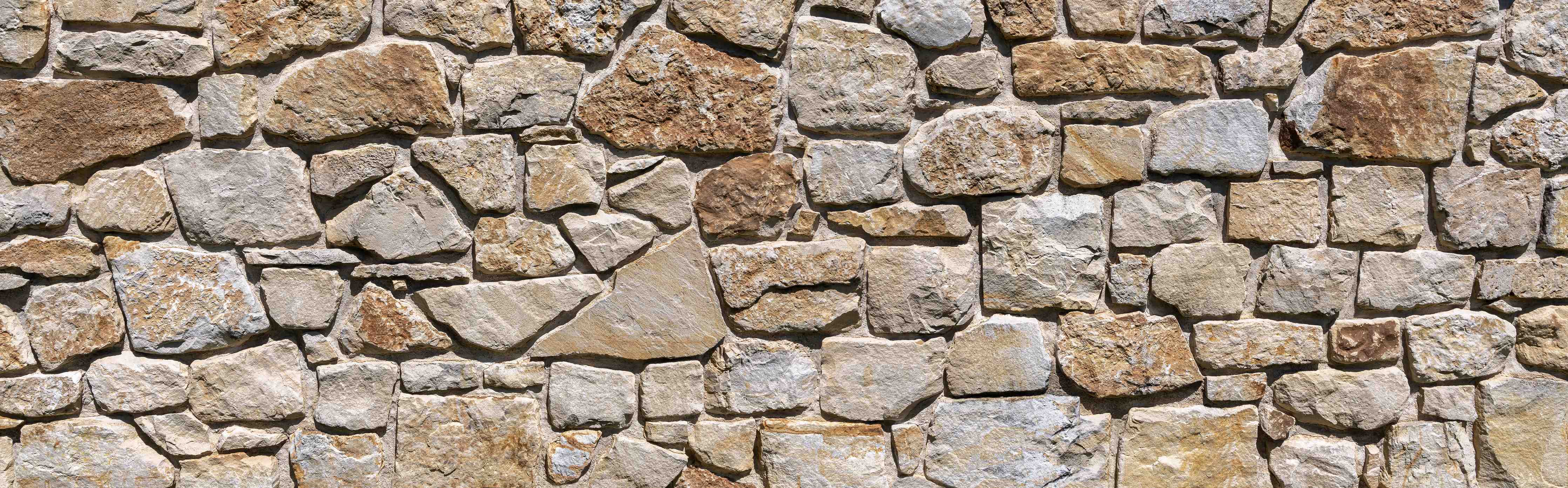 Wandverkleidung Bad-Warme Erdtöne in Natursteinmauer