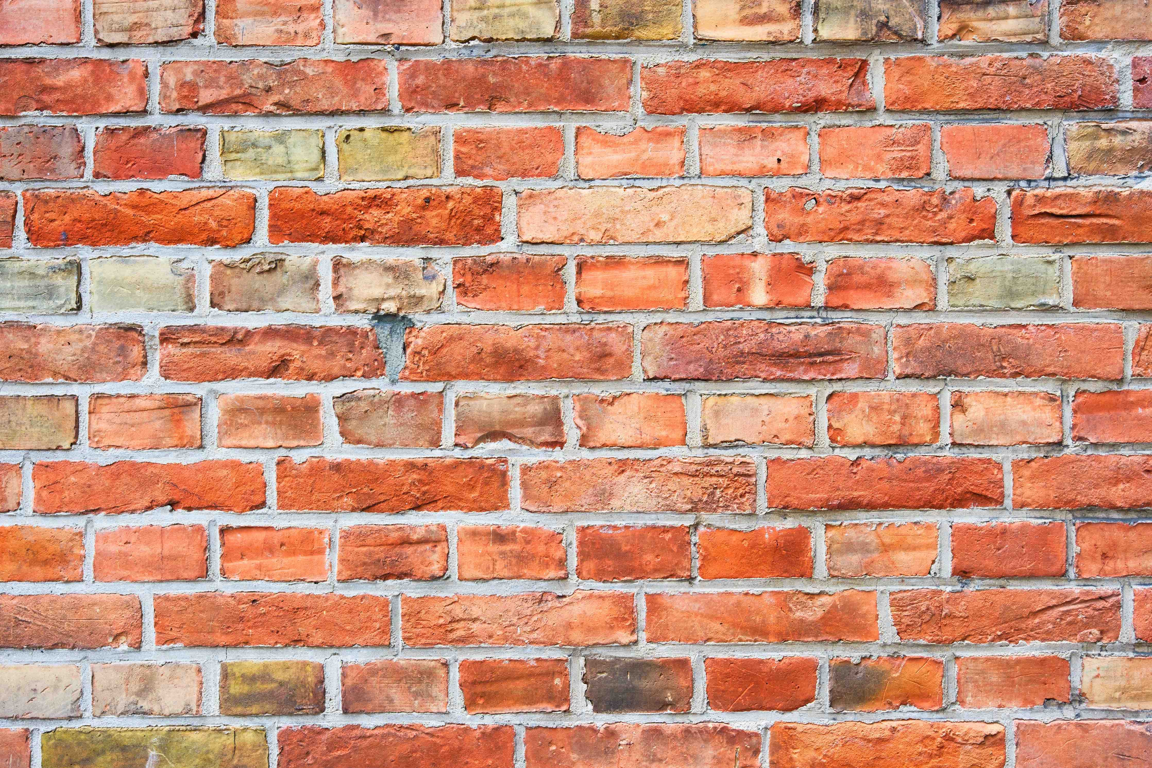 Wandverkleidung Bad-Warme Grautöne mit Backsteinstrukturen
