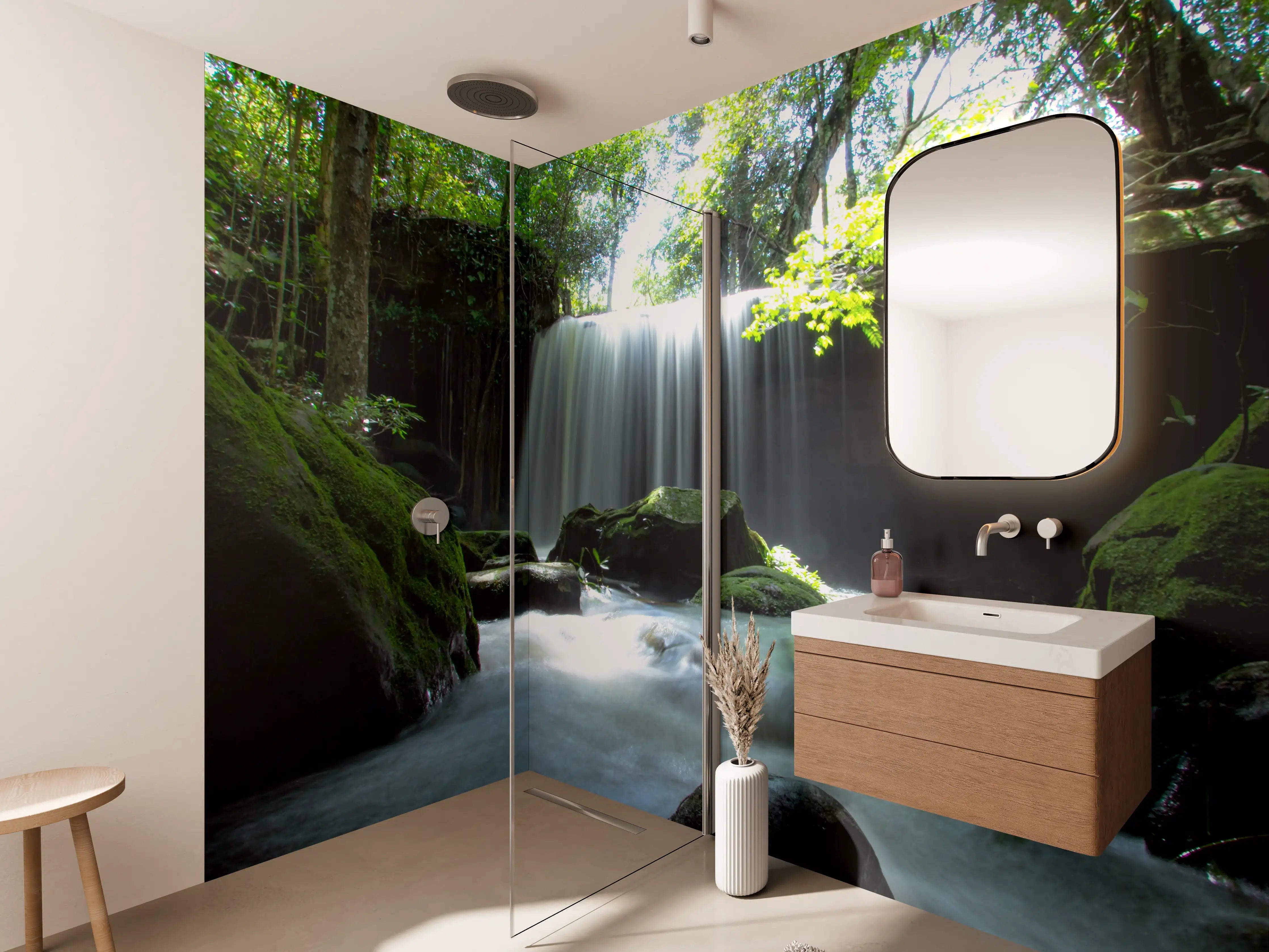 Wandverkleidung Bad - Wasserfall im grünen Wald mit moosbedeckten Steinen
