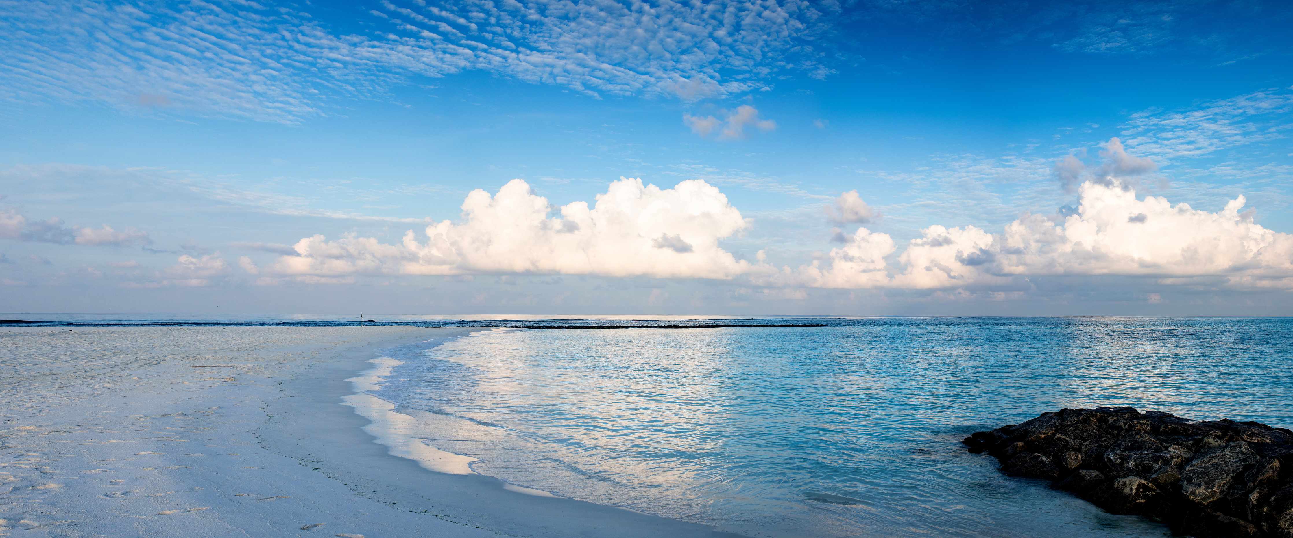 Wandverkleidung Bad-Wasserstrand bei Sonnenlicht