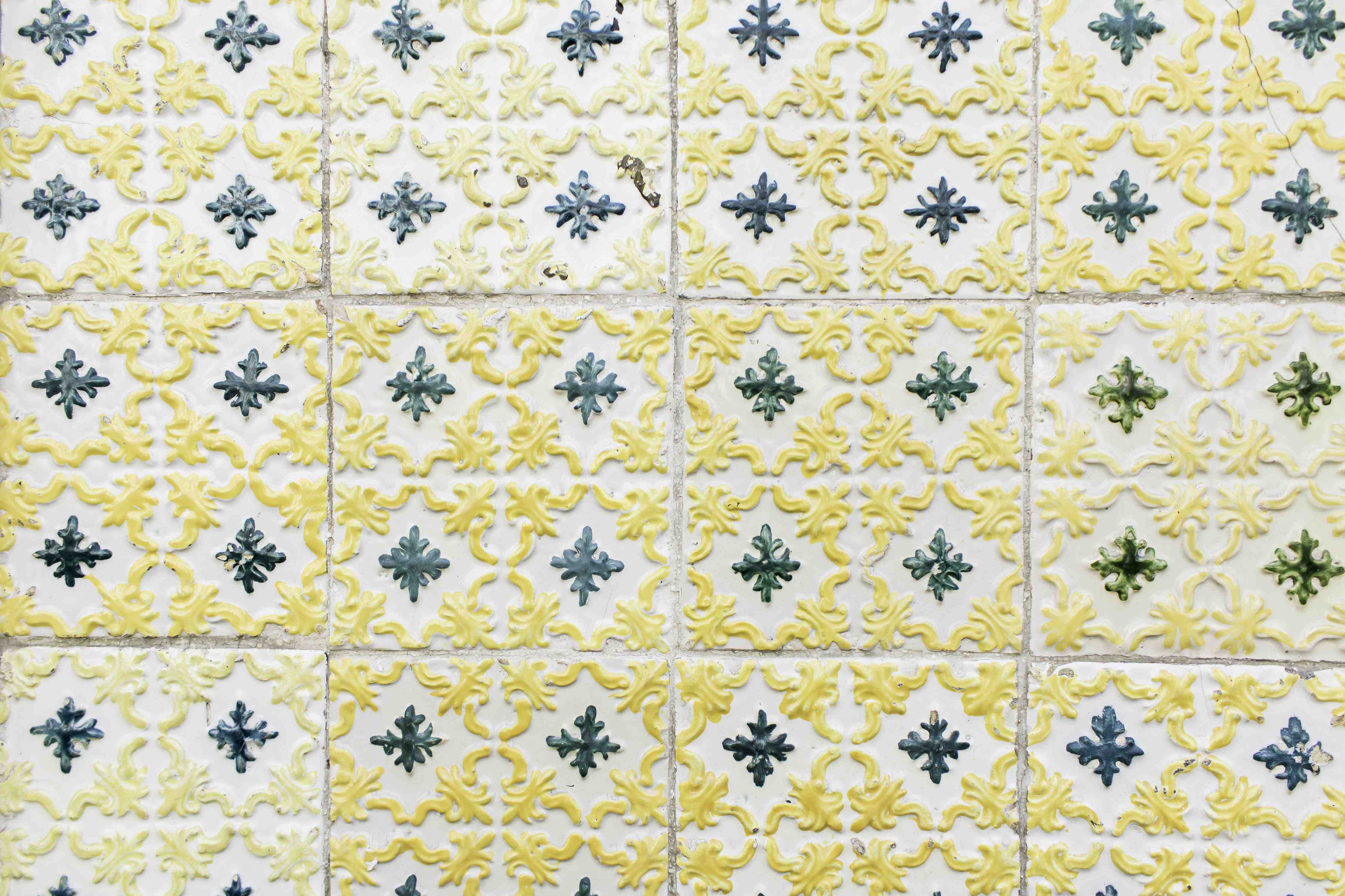 Wandverkleidung Bad-Weiße Fliesen mit blauen Ornamenten