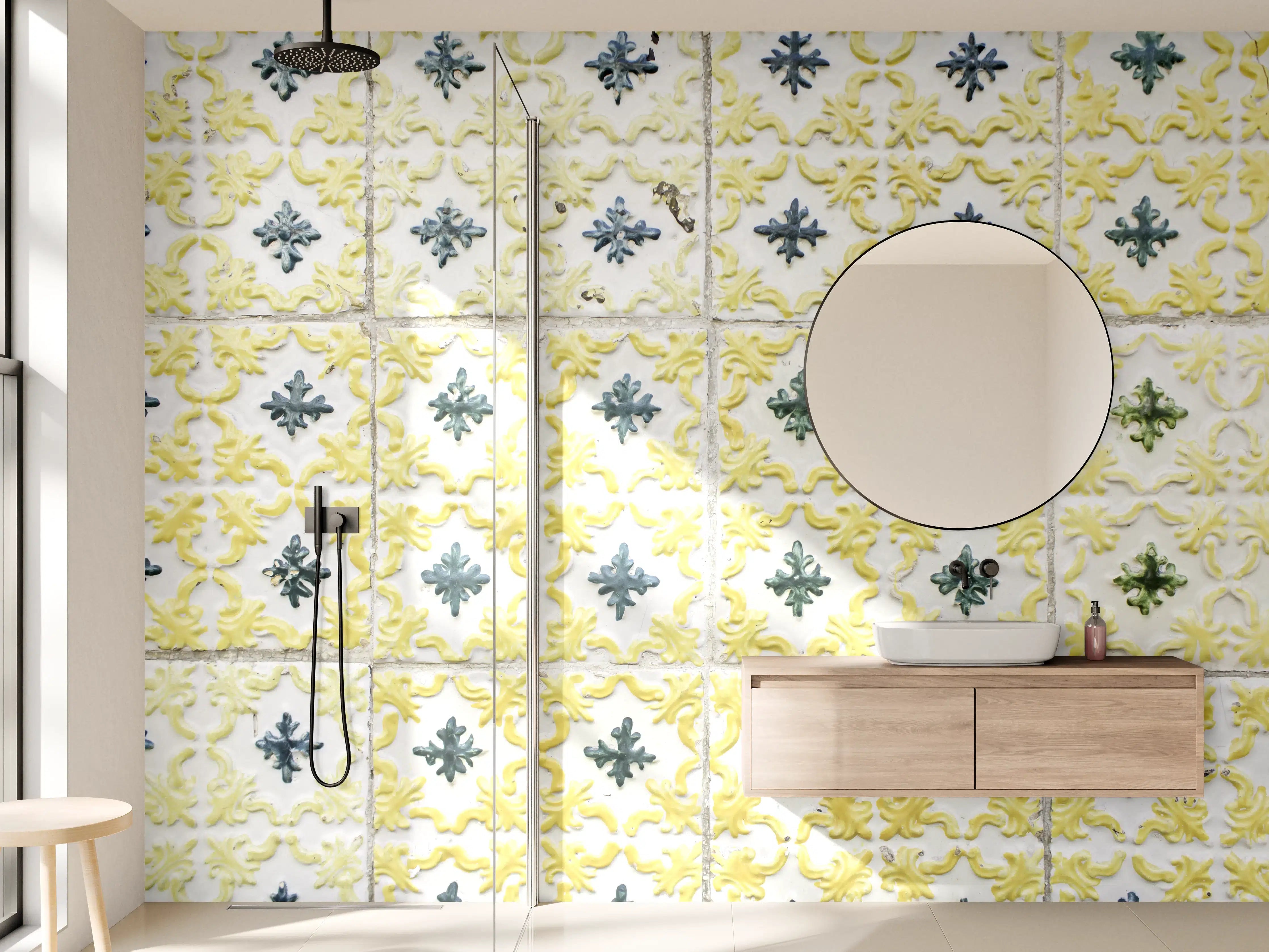 Wandverkleidung Bad - Weiße Fliesen mit blauen Ornamenten