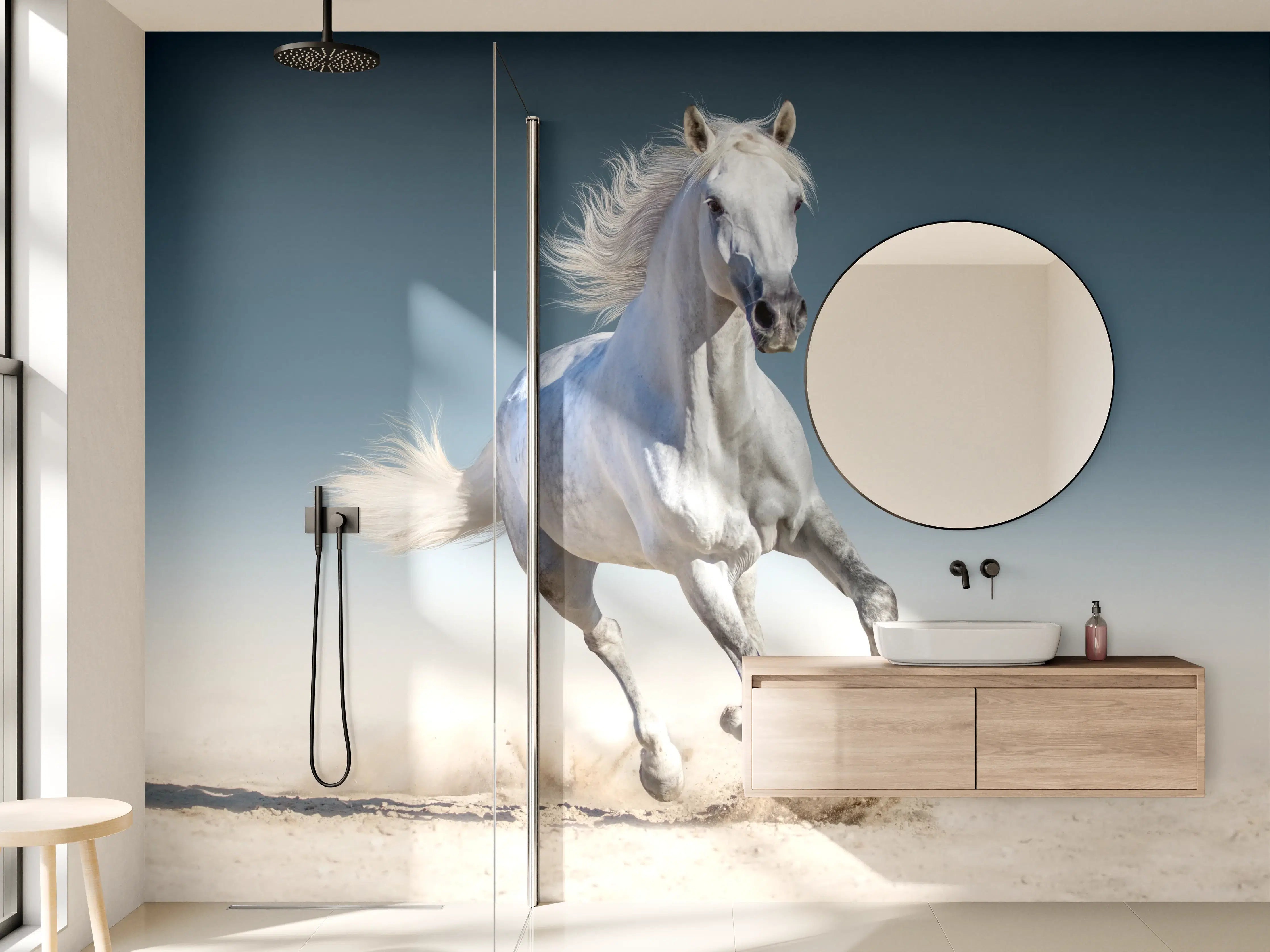 Wandverkleidung Bad - Weiße Pferd mit wehender Mähne auf Sand