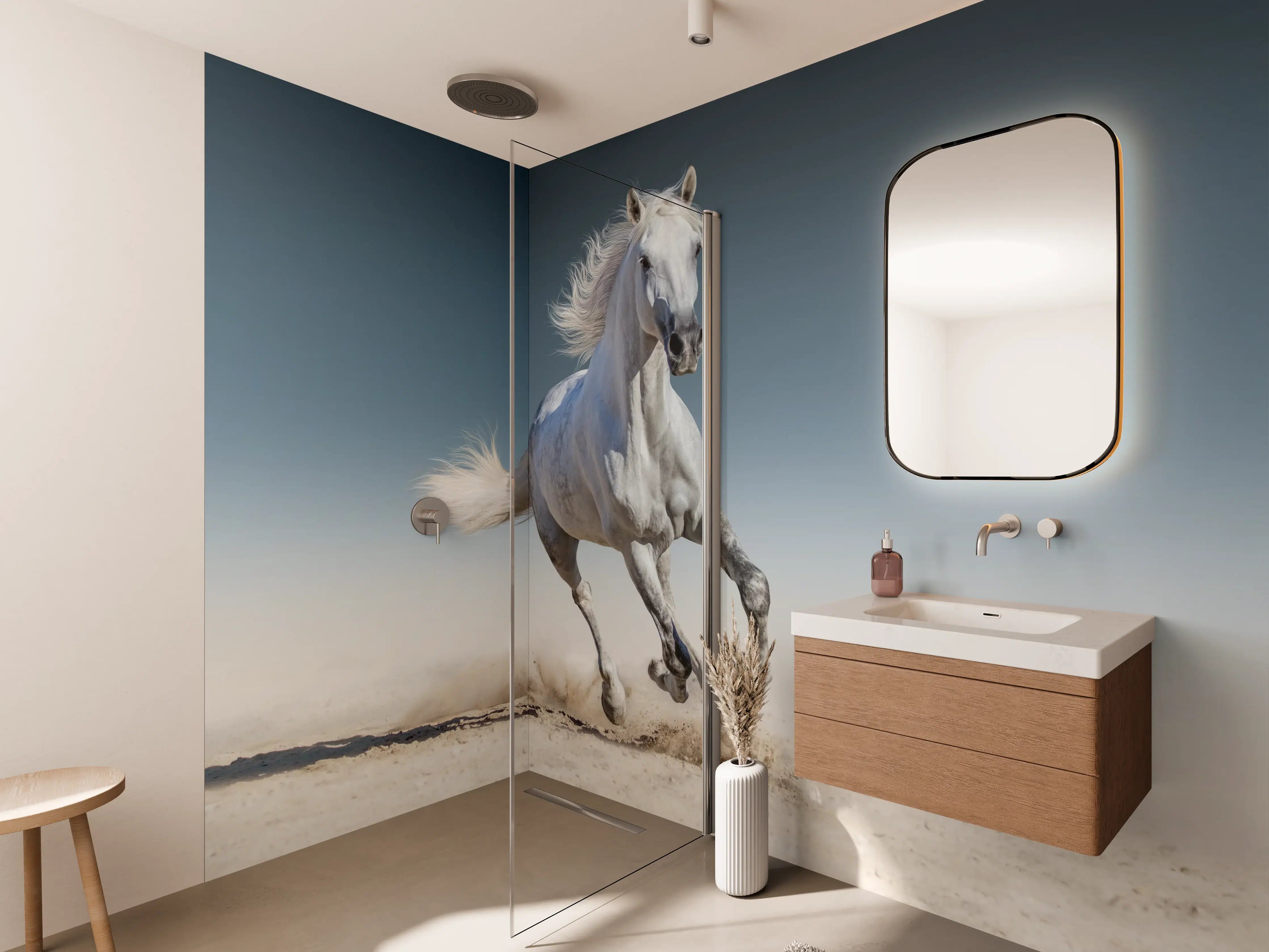 Wandverkleidung Bad - Weiße Pferd mit wehender Mähne auf Sand