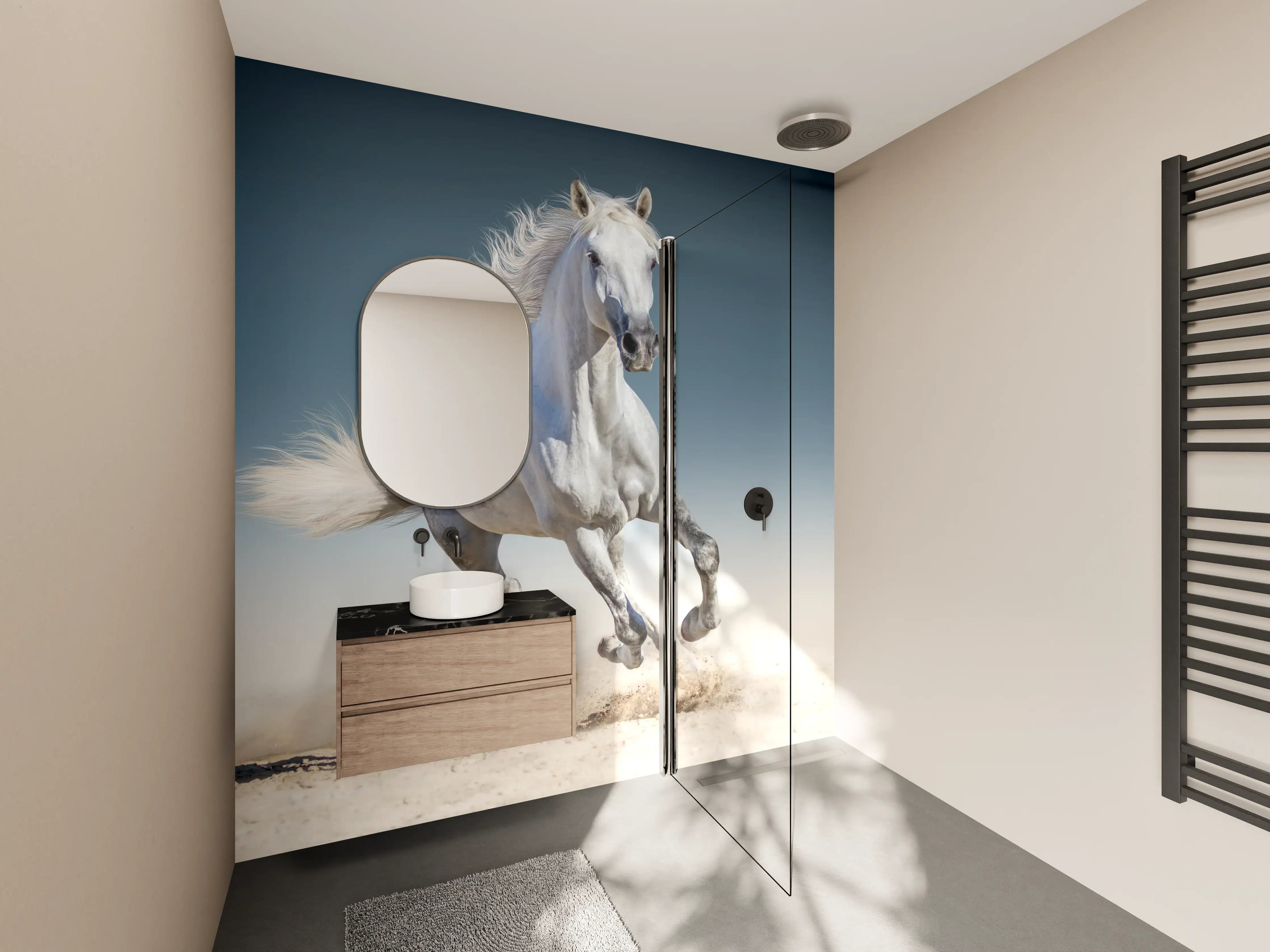 Wandverkleidung Bad - Weiße Pferd mit wehender Mähne auf Sand