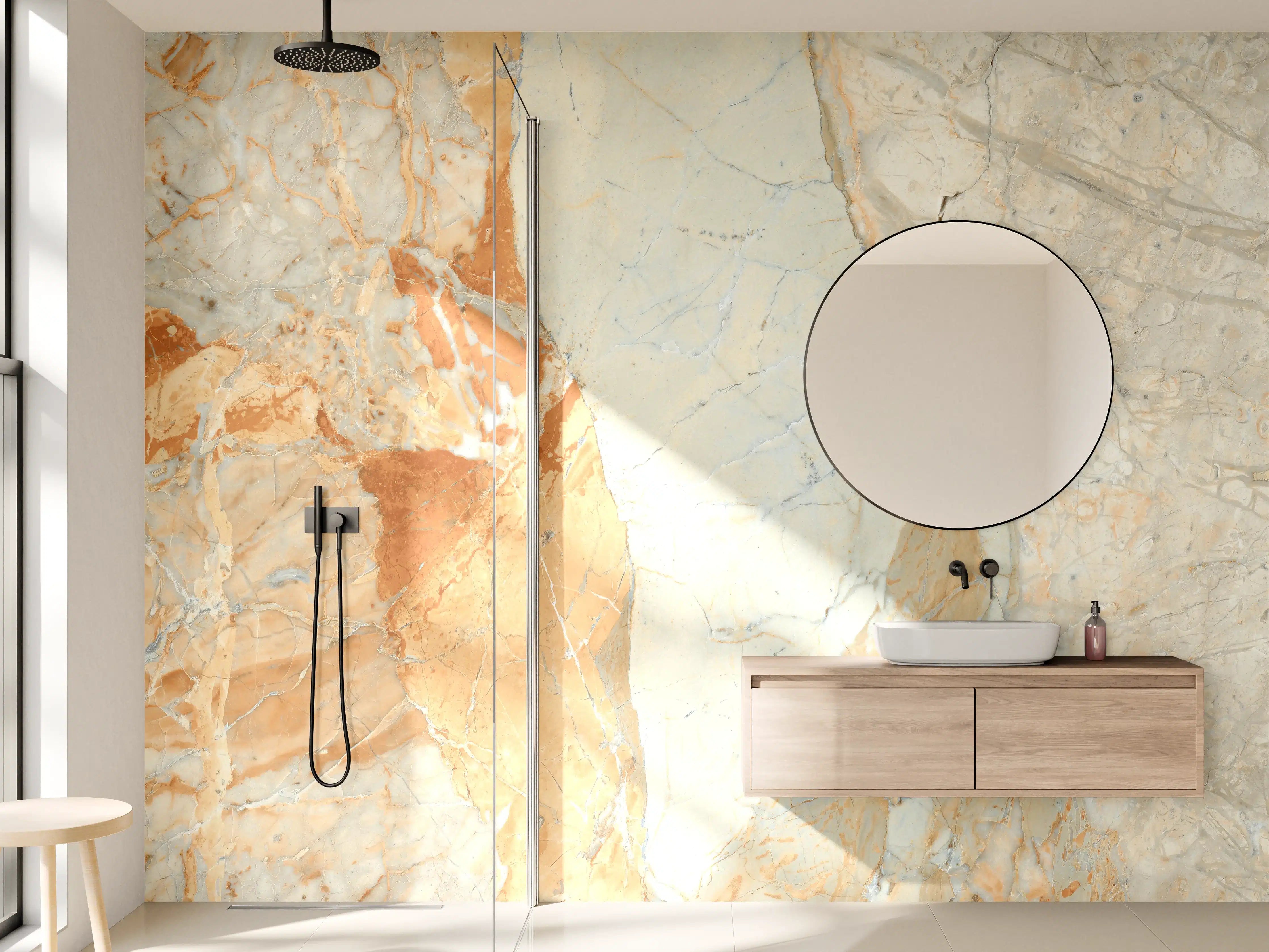 Wandverkleidung Bad - Weiße und beige Marmorstruktur mit warmen Akzenten